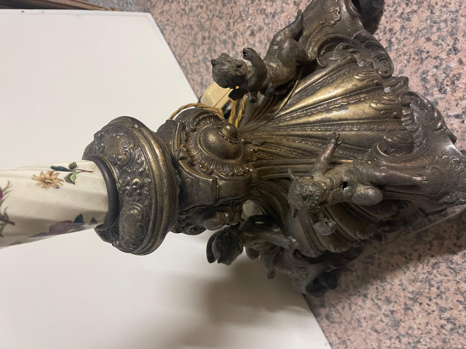 Lampada italiana da terra in bronzo e ceramica con decorazioni floreali sec. XIX