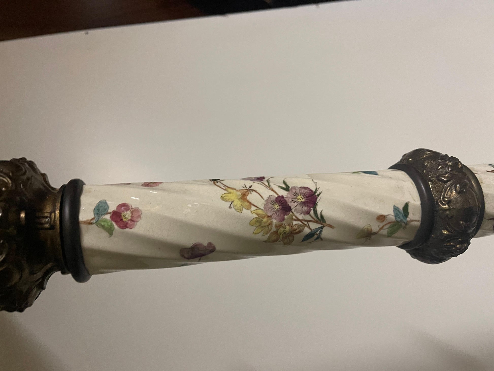 Lampada italiana da terra in bronzo e ceramica con decorazioni floreali sec. XIX