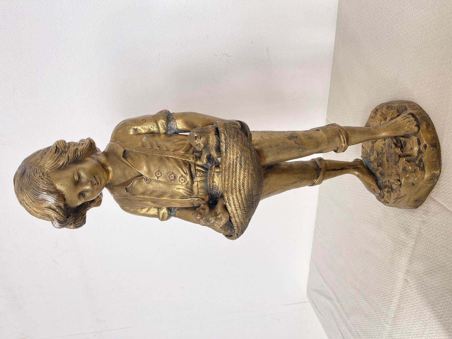 Statuetta in bronzo raffigurante bambino con cuccioli secolo XIX SECOLO
