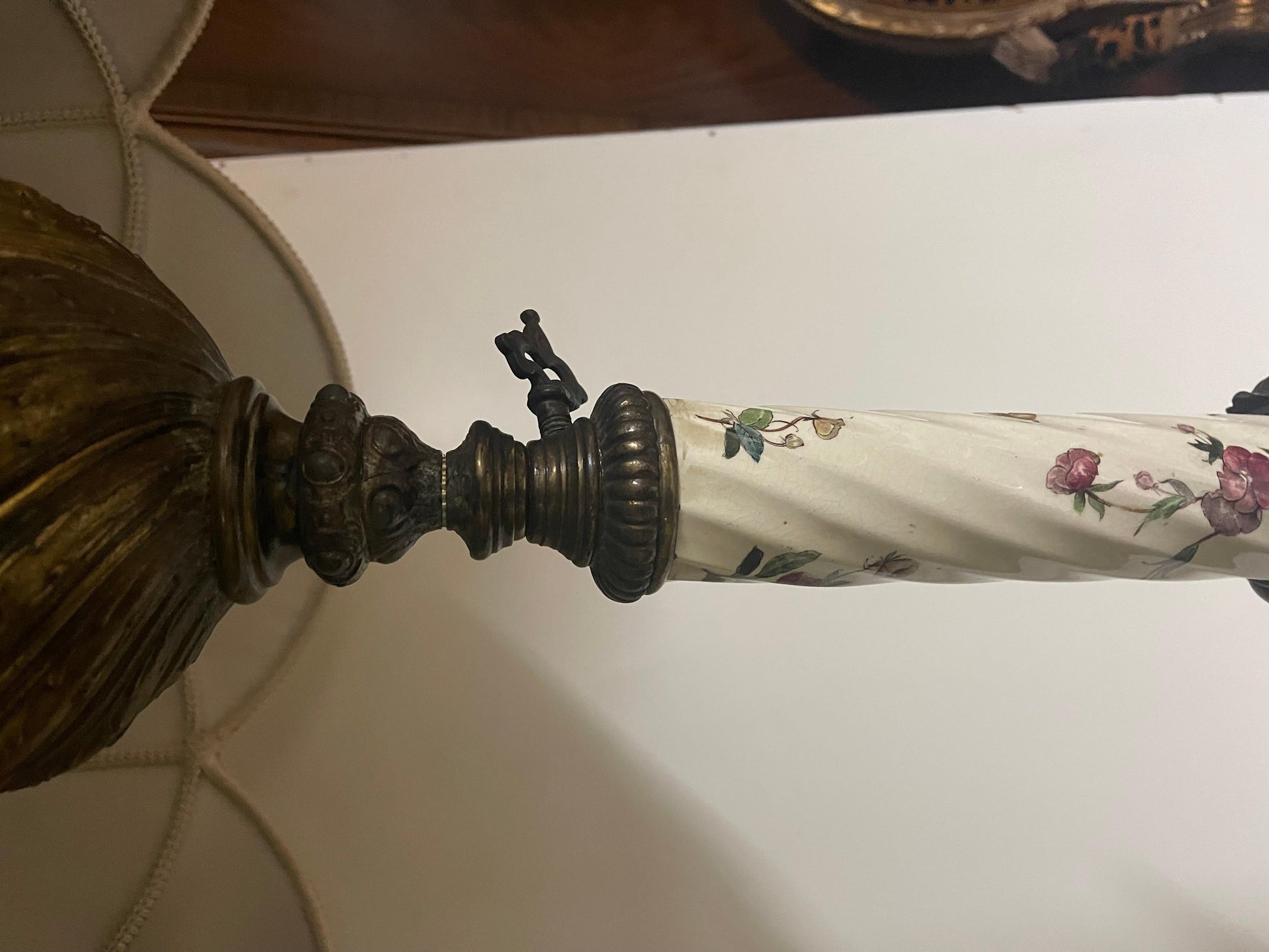 Lampada italiana da terra in bronzo e ceramica con decorazioni floreali sec. XIX