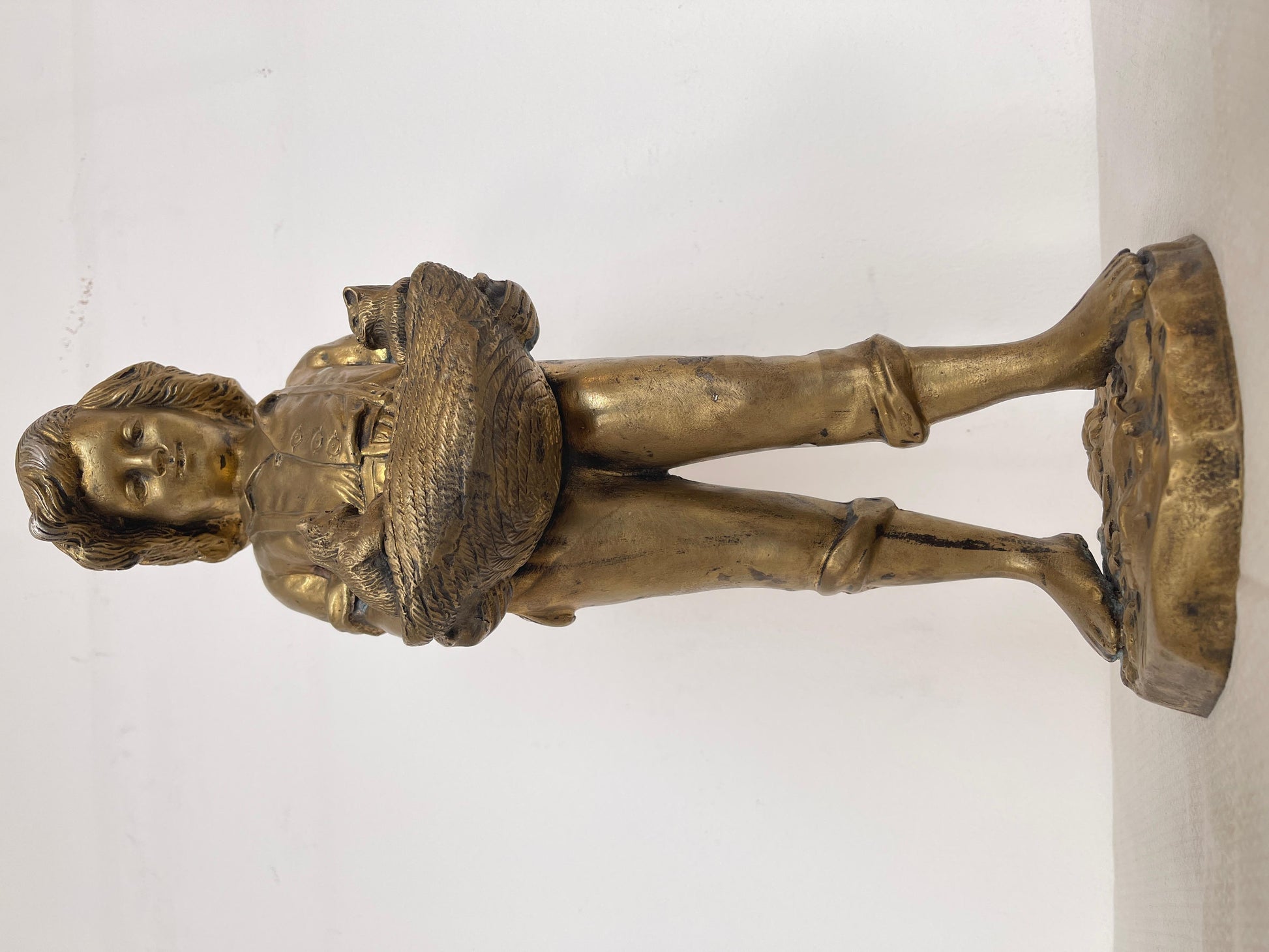 Statuetta in bronzo raffigurante bambino con cuccioli secolo XIX SECOLO