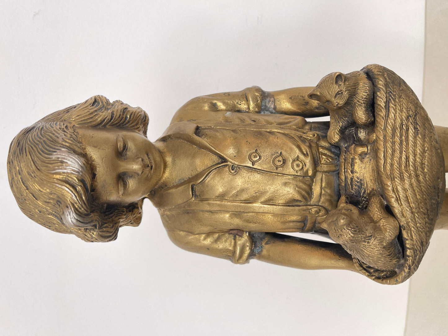 Statuetta in bronzo raffigurante bambino con cuccioli secolo XIX SECOLO