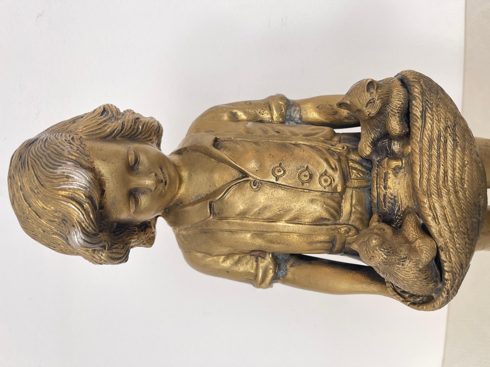 Statuetta in bronzo raffigurante bambino con cuccioli secolo XIX SECOLO