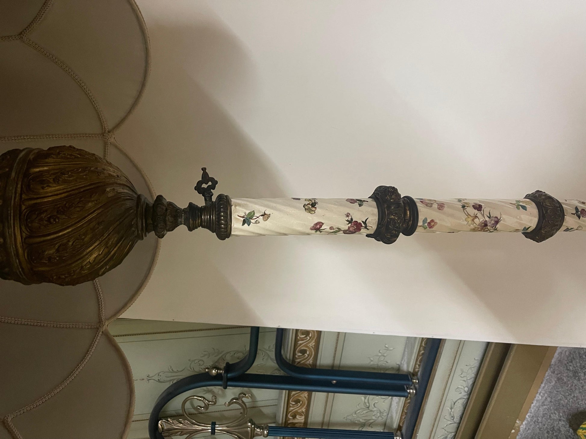 Lampada italiana da terra in bronzo e ceramica con decorazioni floreali sec. XIX