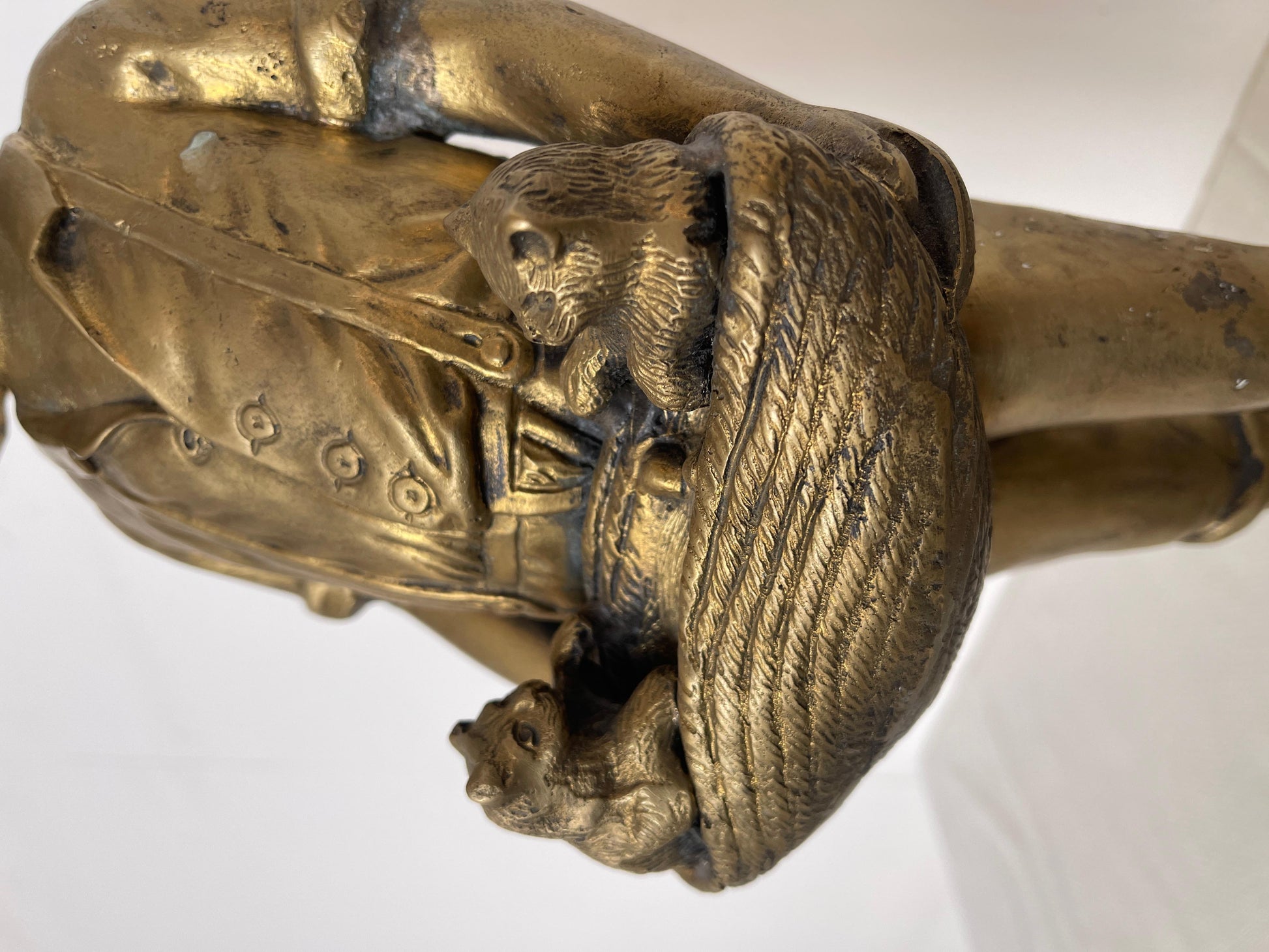 Statuetta in bronzo raffigurante bambino con cuccioli secolo XIX SECOLO