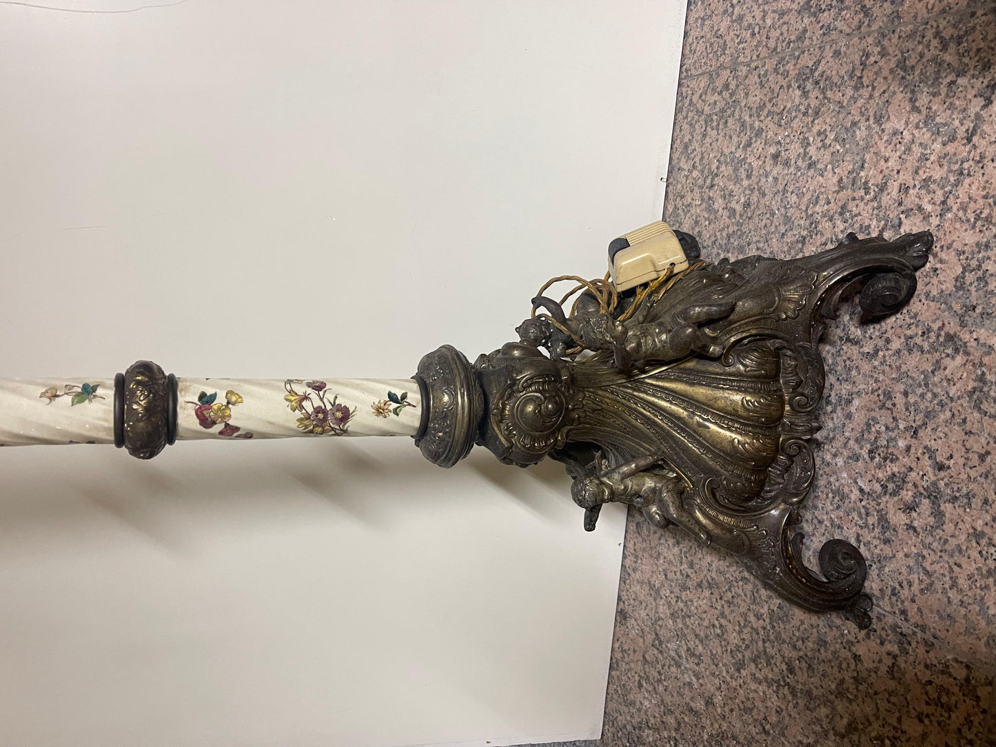 Lampada italiana da terra in bronzo e ceramica con decorazioni floreali sec. XIX