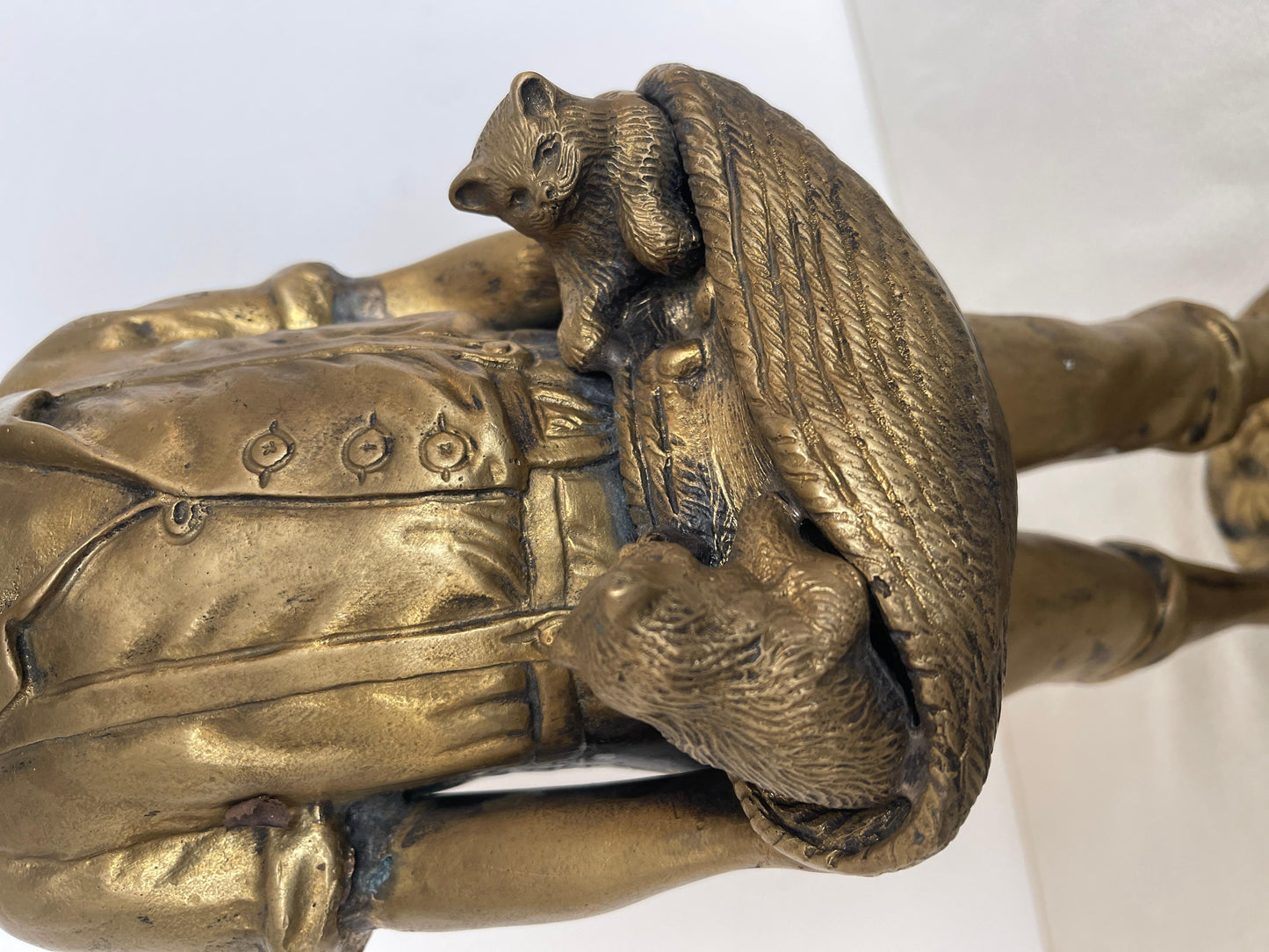 Statuetta in bronzo raffigurante bambino con cuccioli secolo XIX SECOLO