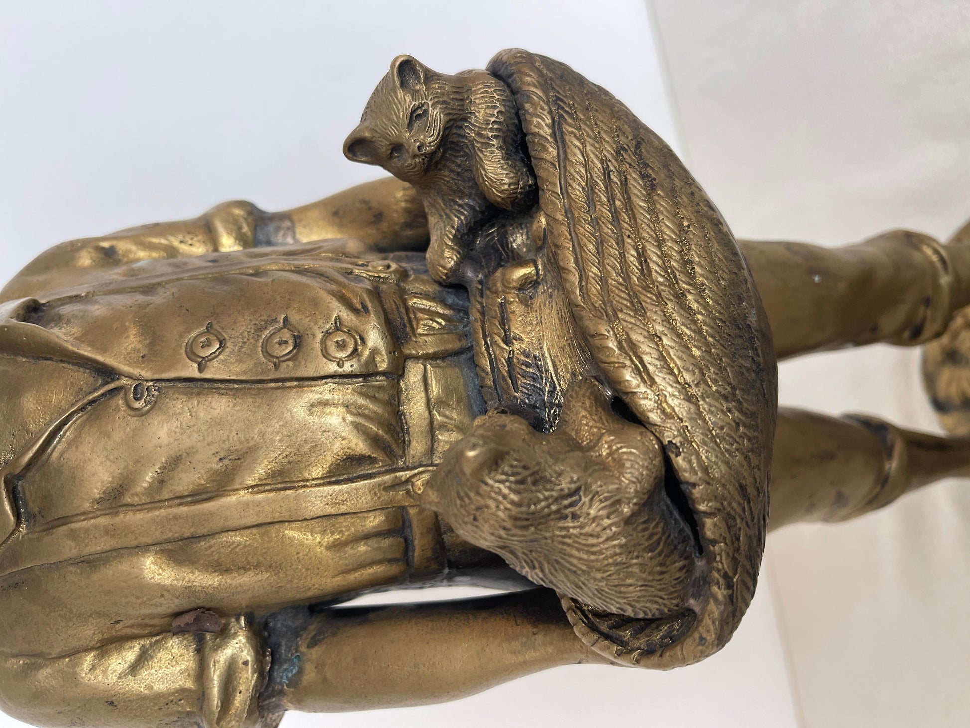 Statuetta in bronzo raffigurante bambino con cuccioli secolo XIX SECOLO