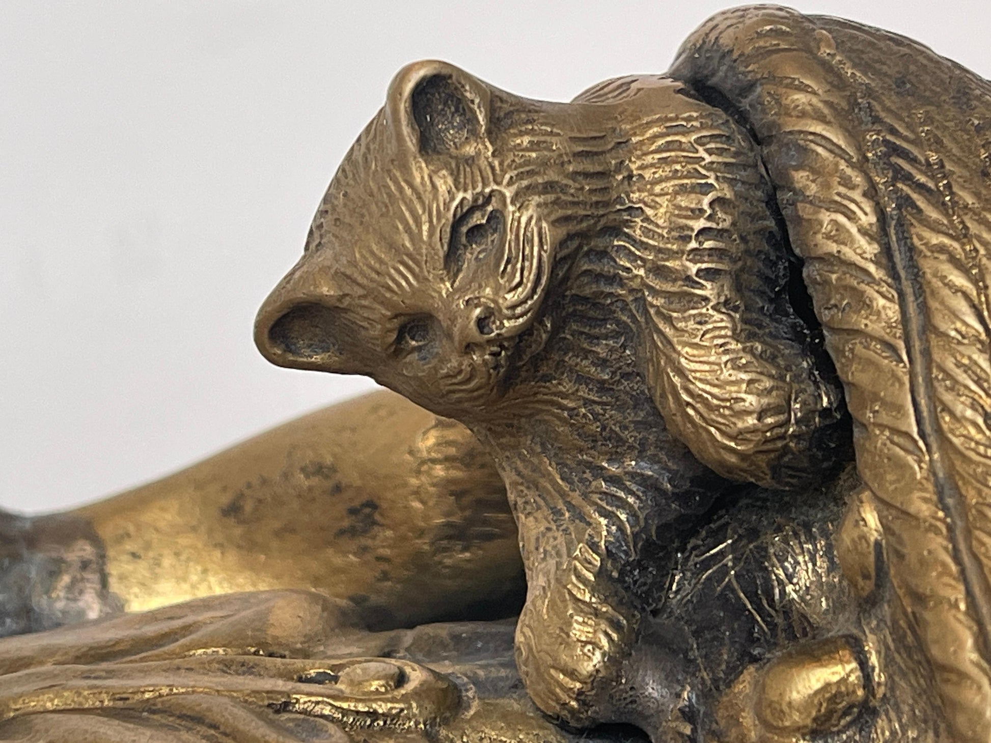 Statuetta in bronzo raffigurante bambino con cuccioli secolo XIX SECOLO