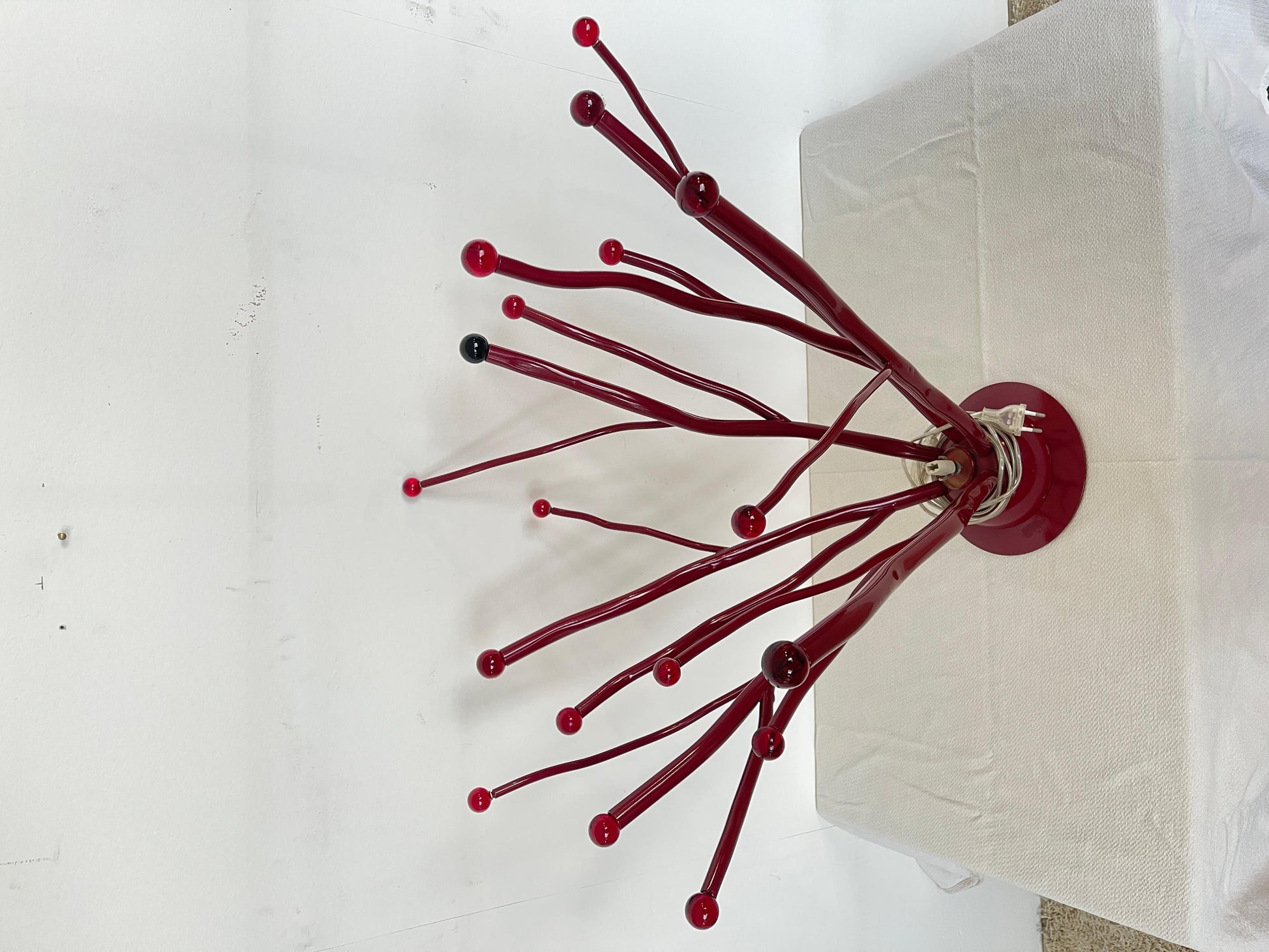 Rara lampada da tavolo design rosso italian anni '90