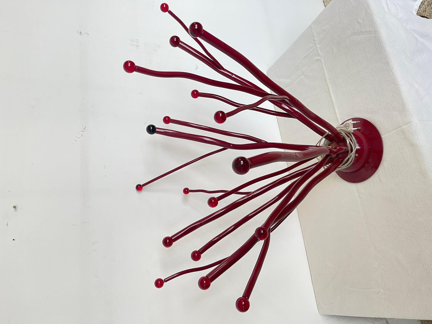 Rara lampada da tavolo design rosso italian anni '90