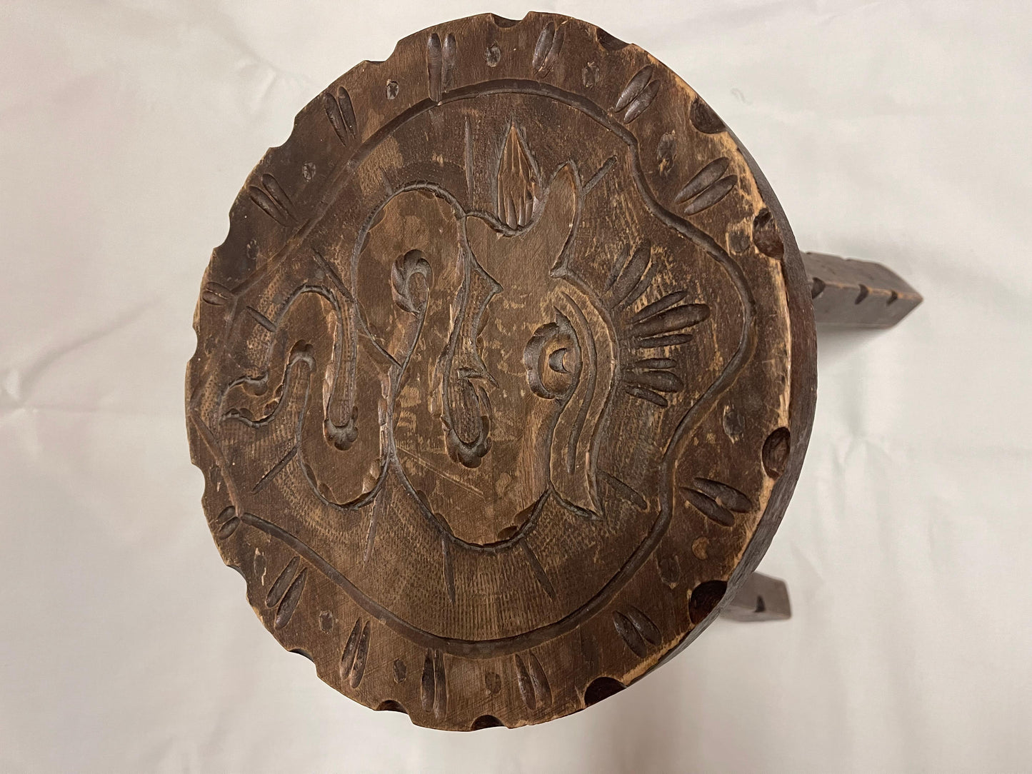 Antico sgabello rotondo in legno in stile brutalista italiano anni '40