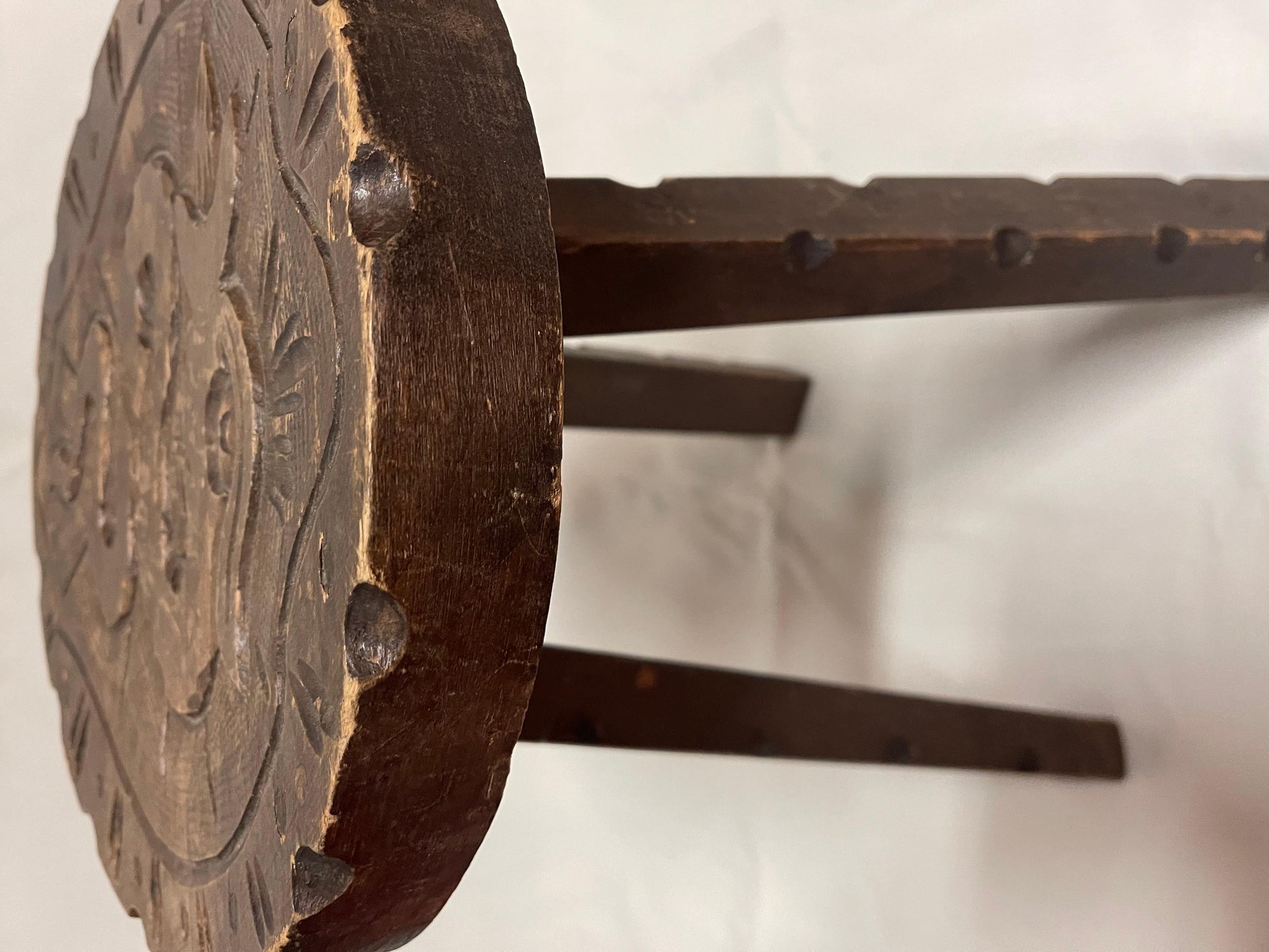 Antico sgabello rotondo in legno in stile brutalista italiano anni '40