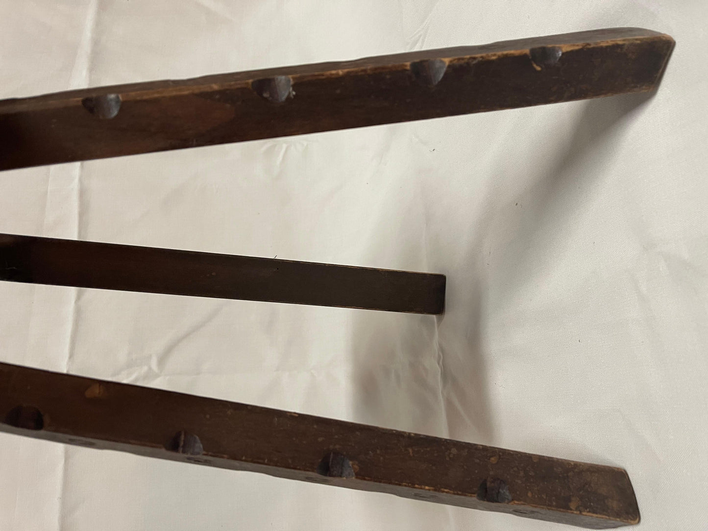 Antico sgabello rotondo in legno in stile brutalista italiano anni '40