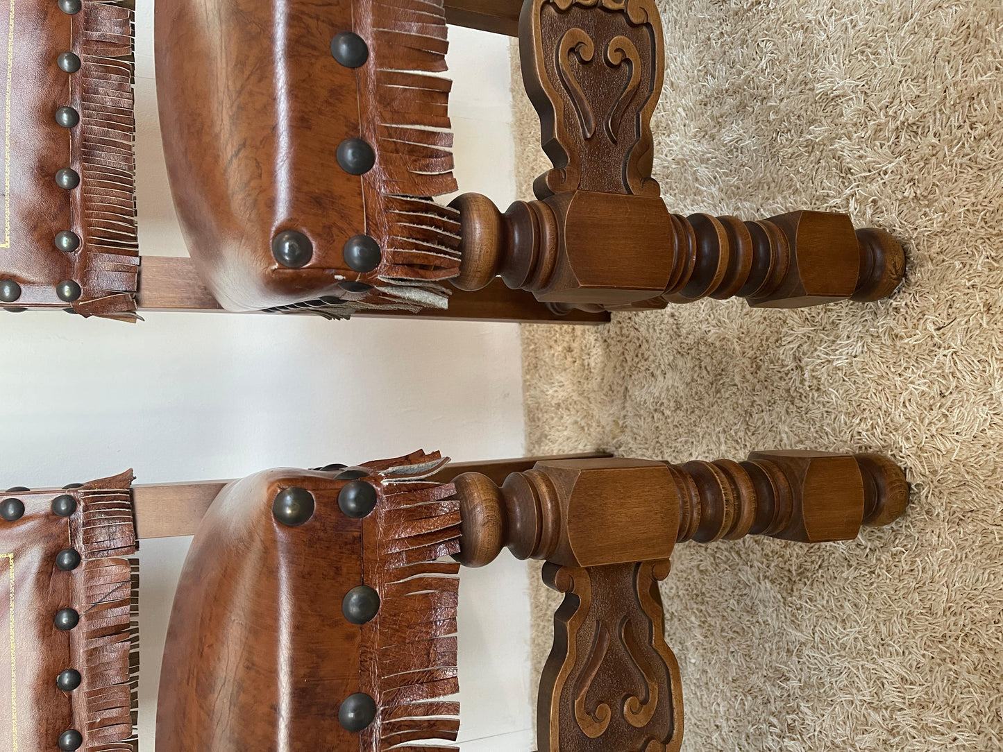 Set di 8 sedie antiche in pelle e legno di noce stile neorinascimentale italiano