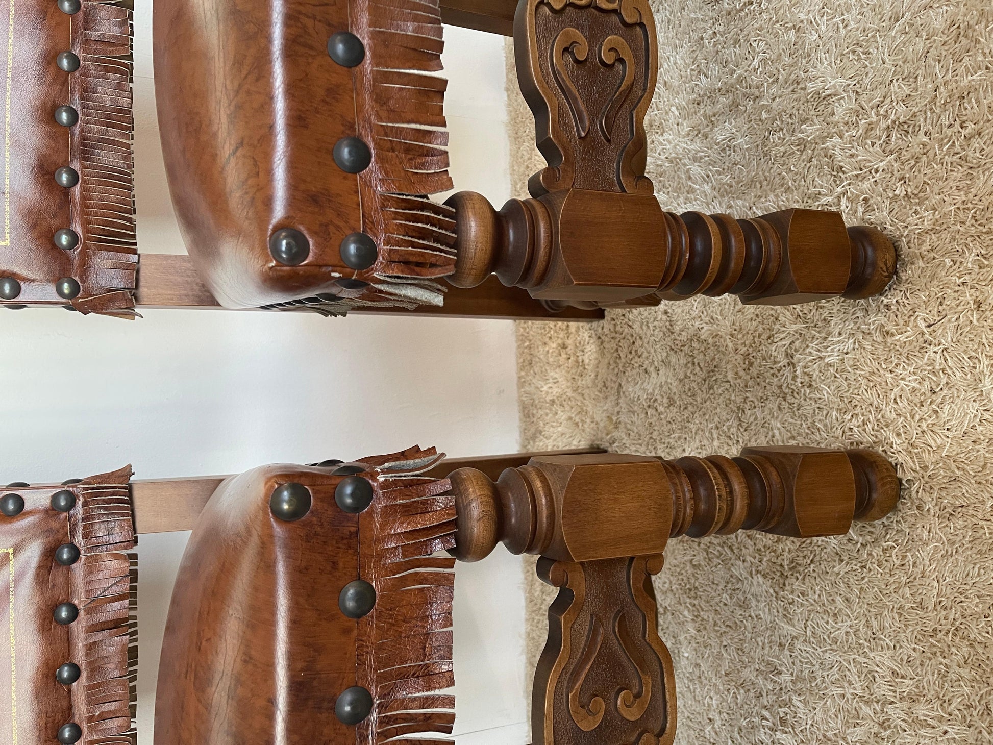 Set di 8 sedie antiche in pelle e legno di noce stile neorinascimentale italiano