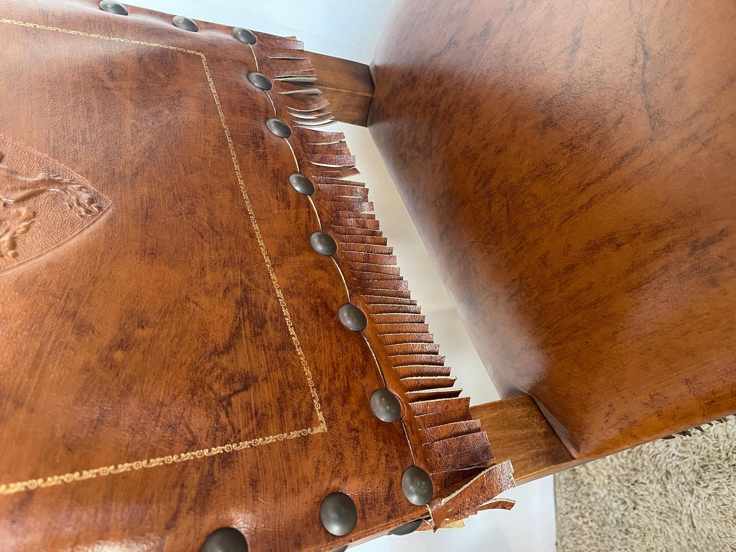 Set di 8 sedie antiche in pelle e legno di noce stile neorinascimentale italiano