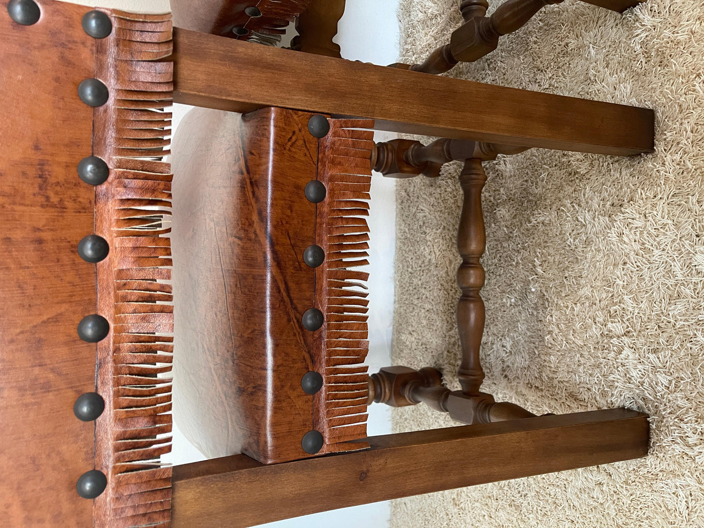 Set di 8 sedie antiche in pelle e legno di noce stile neorinascimentale italiano