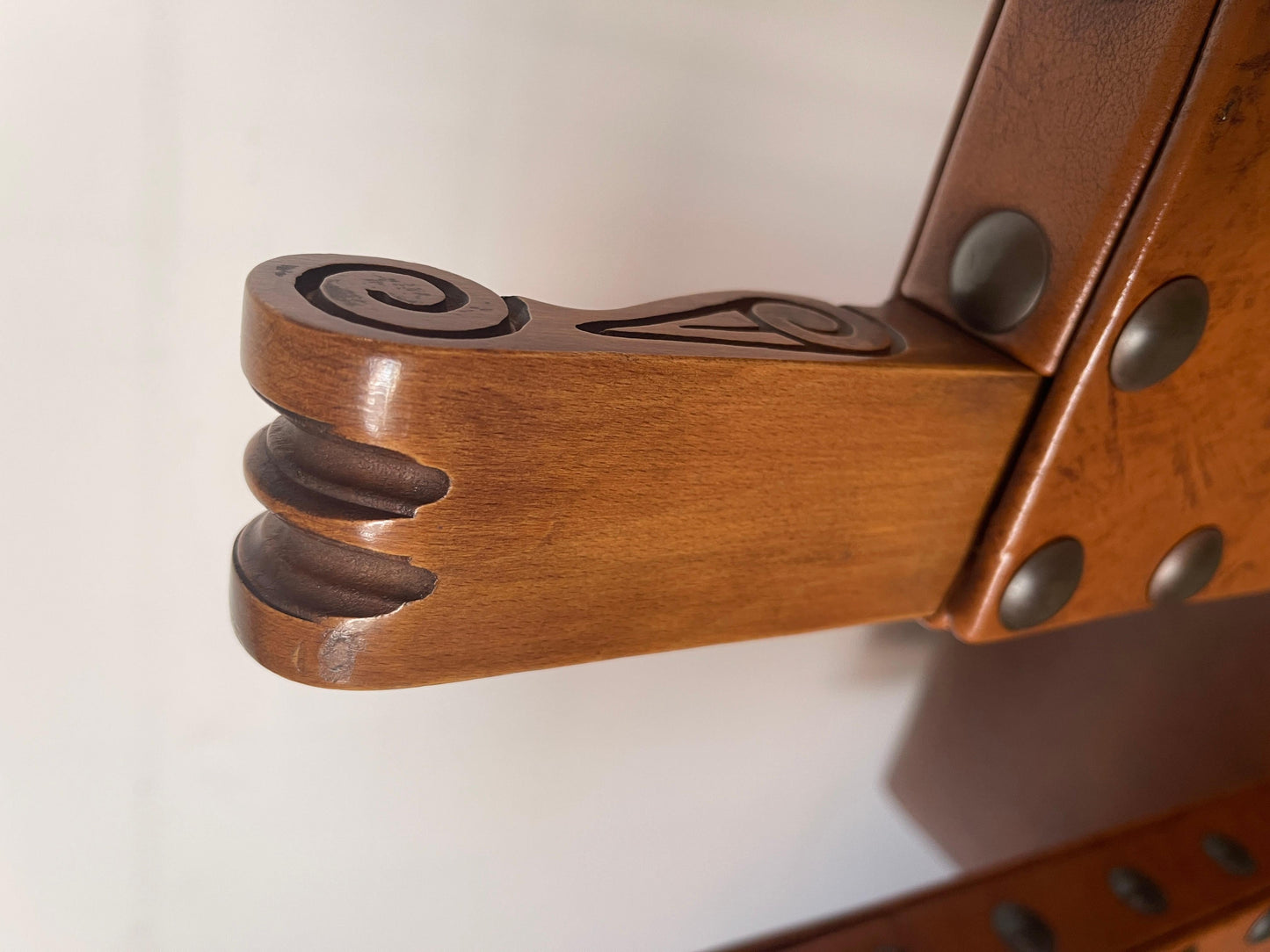 Set di 8 sedie antiche in pelle e legno di noce stile neorinascimentale italiano