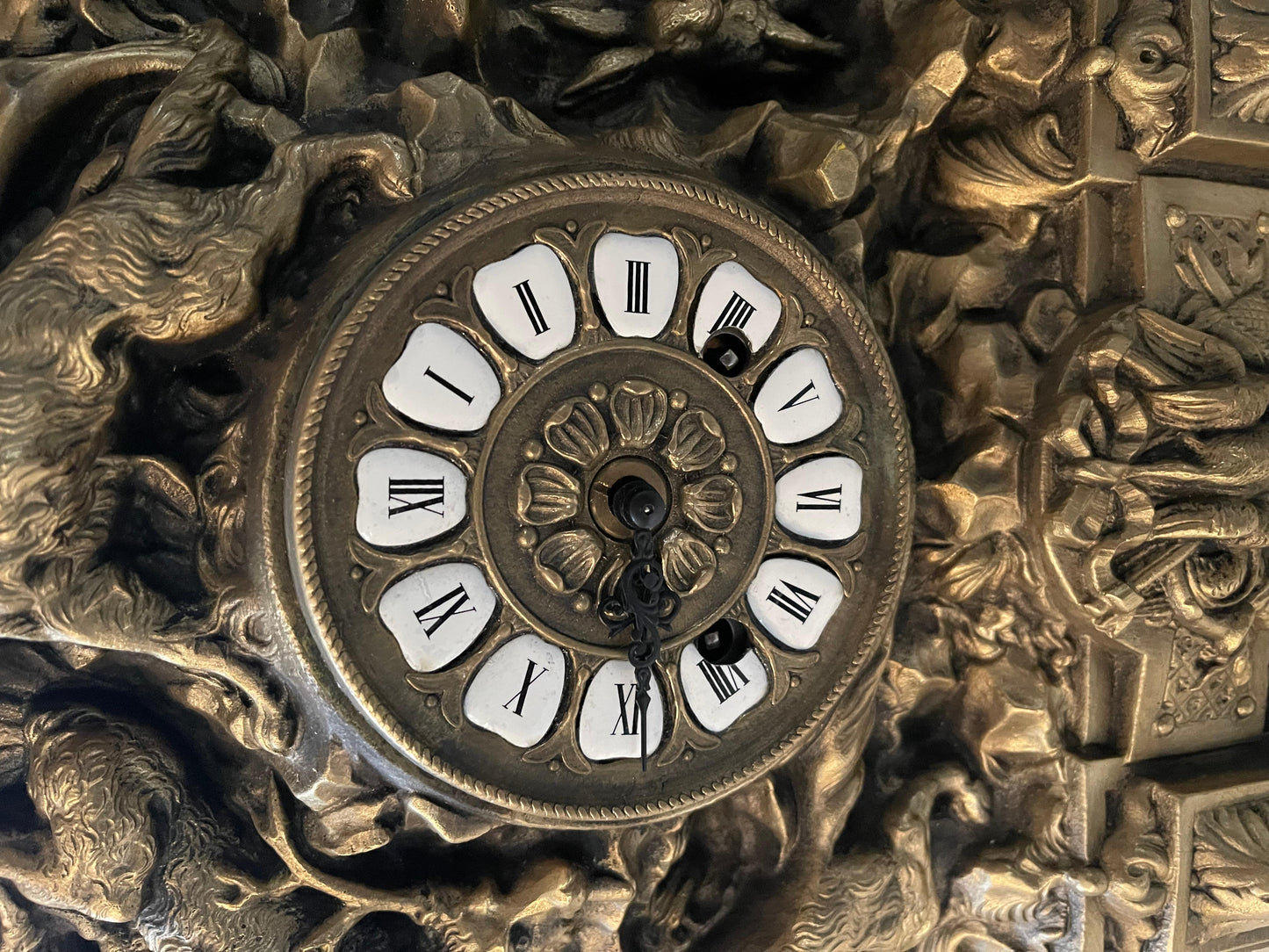 Orologio in bronzo raffigurante moschettiere con cavallo e cane