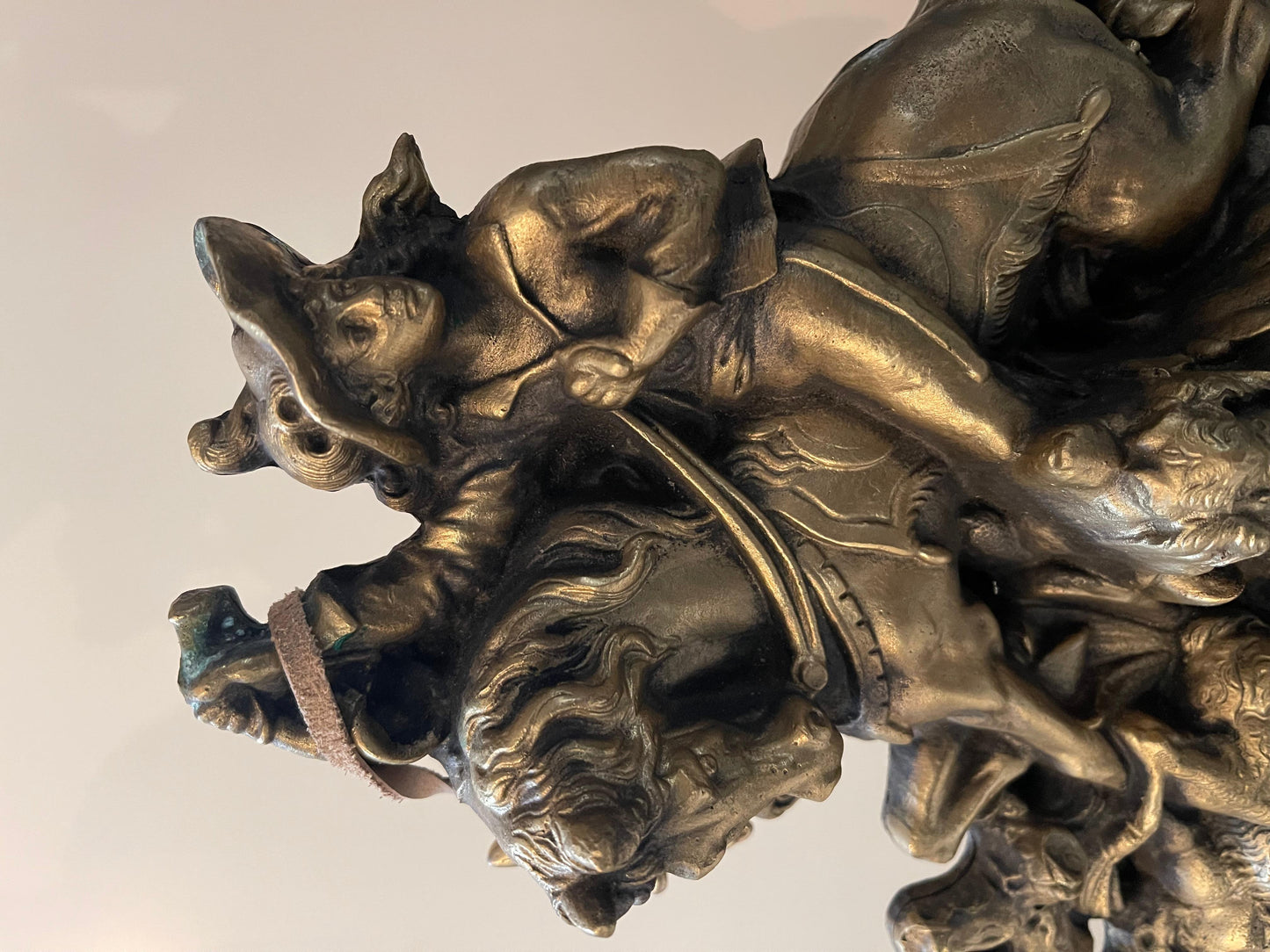 Orologio in bronzo raffigurante moschettiere con cavallo e cane