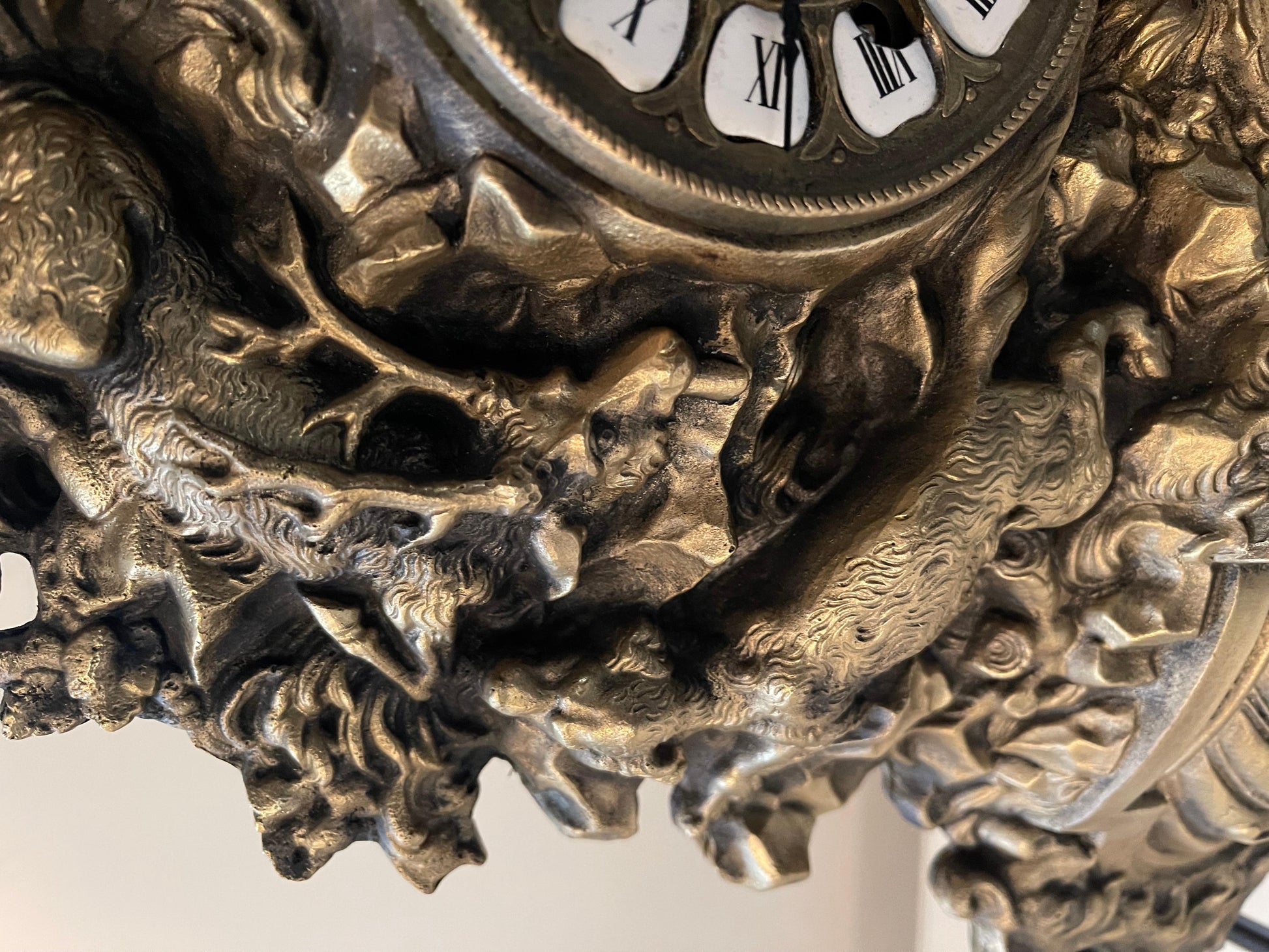 Orologio in bronzo raffigurante moschettiere con cavallo e cane