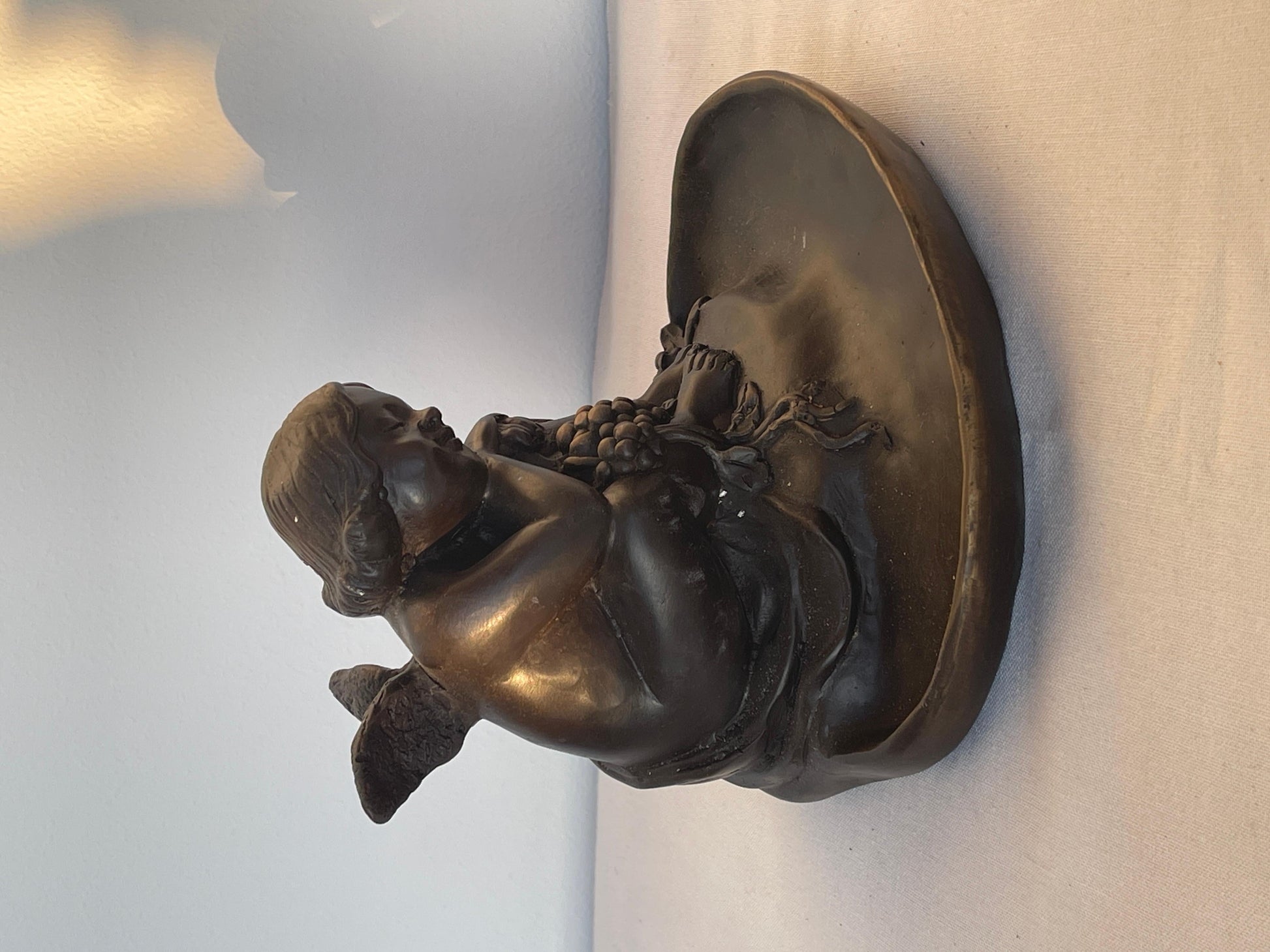 Antico posacenere italiano in bronzo con figura di putti, XX secolo