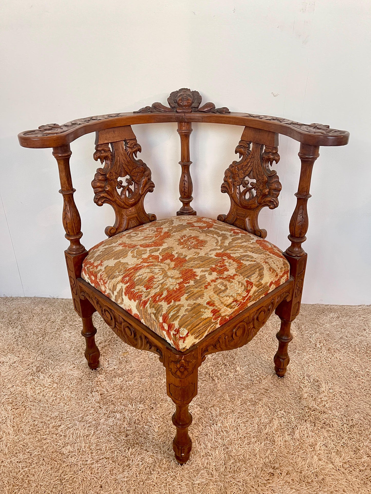 Poltrona angolare in stile vittoriano in legno intagliato anni '50 Italia