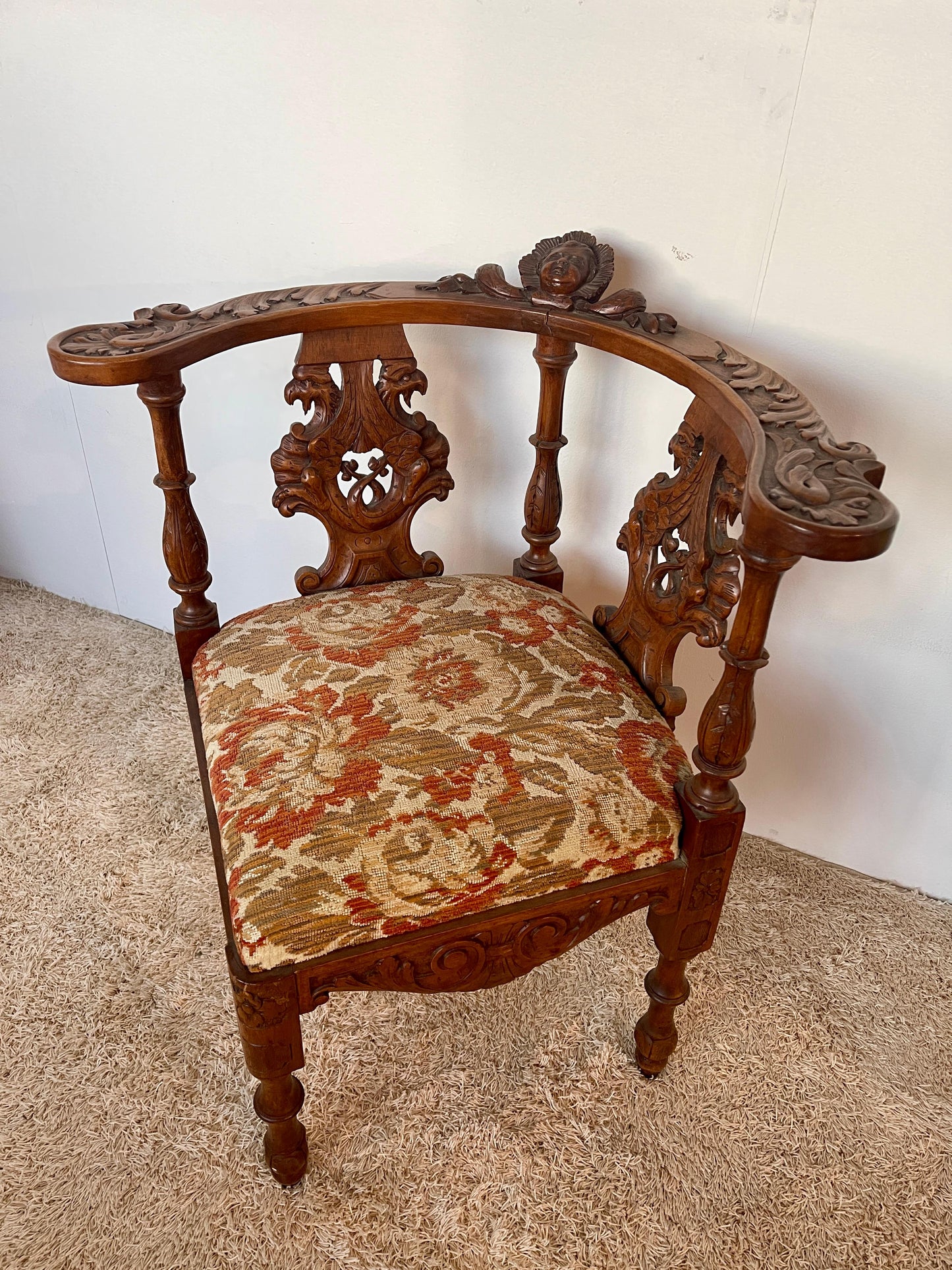 Poltrona angolare in stile vittoriano in legno intagliato anni '50 Italia
