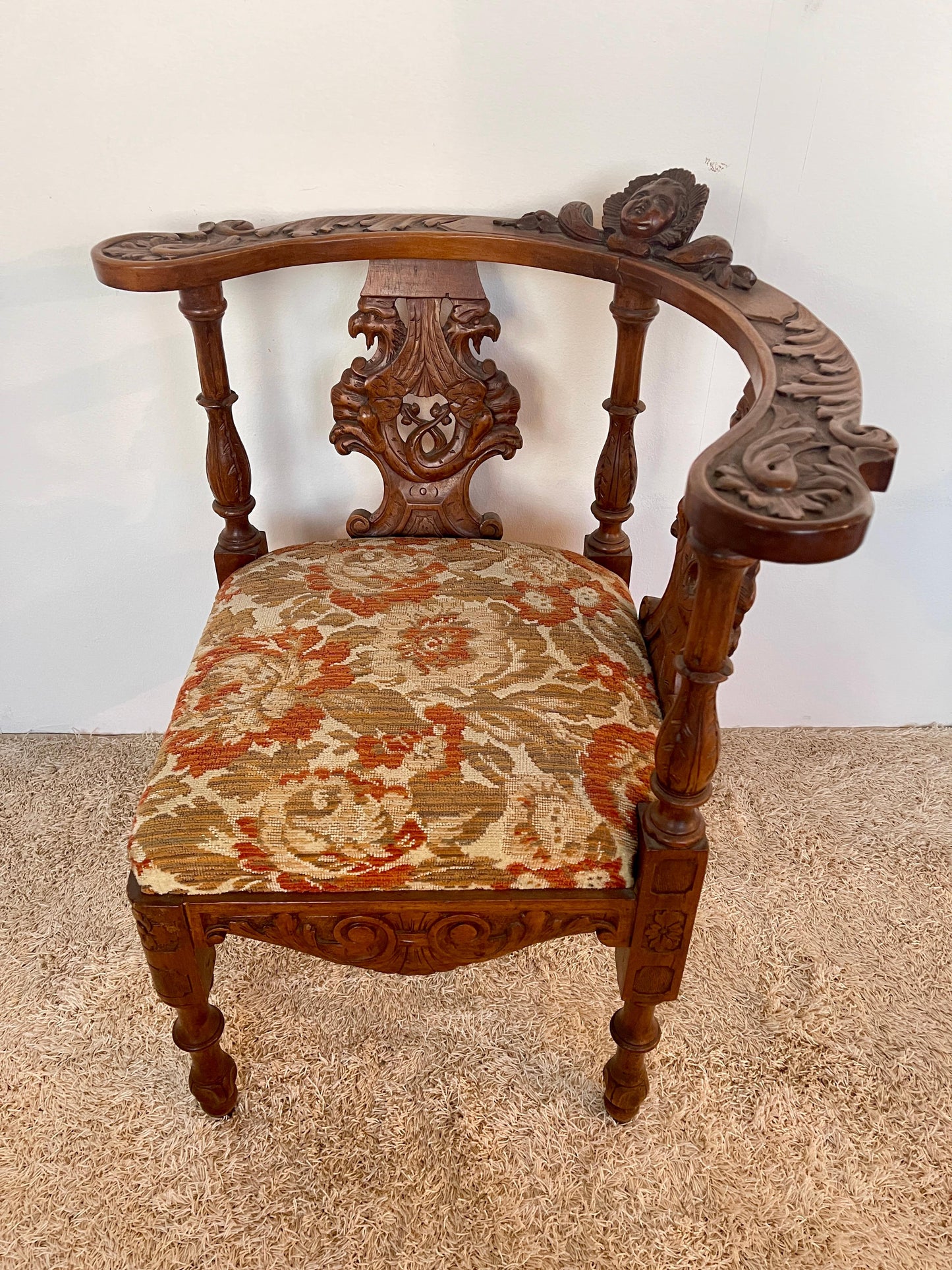 Poltrona angolare in stile vittoriano in legno intagliato anni '50 Italia
