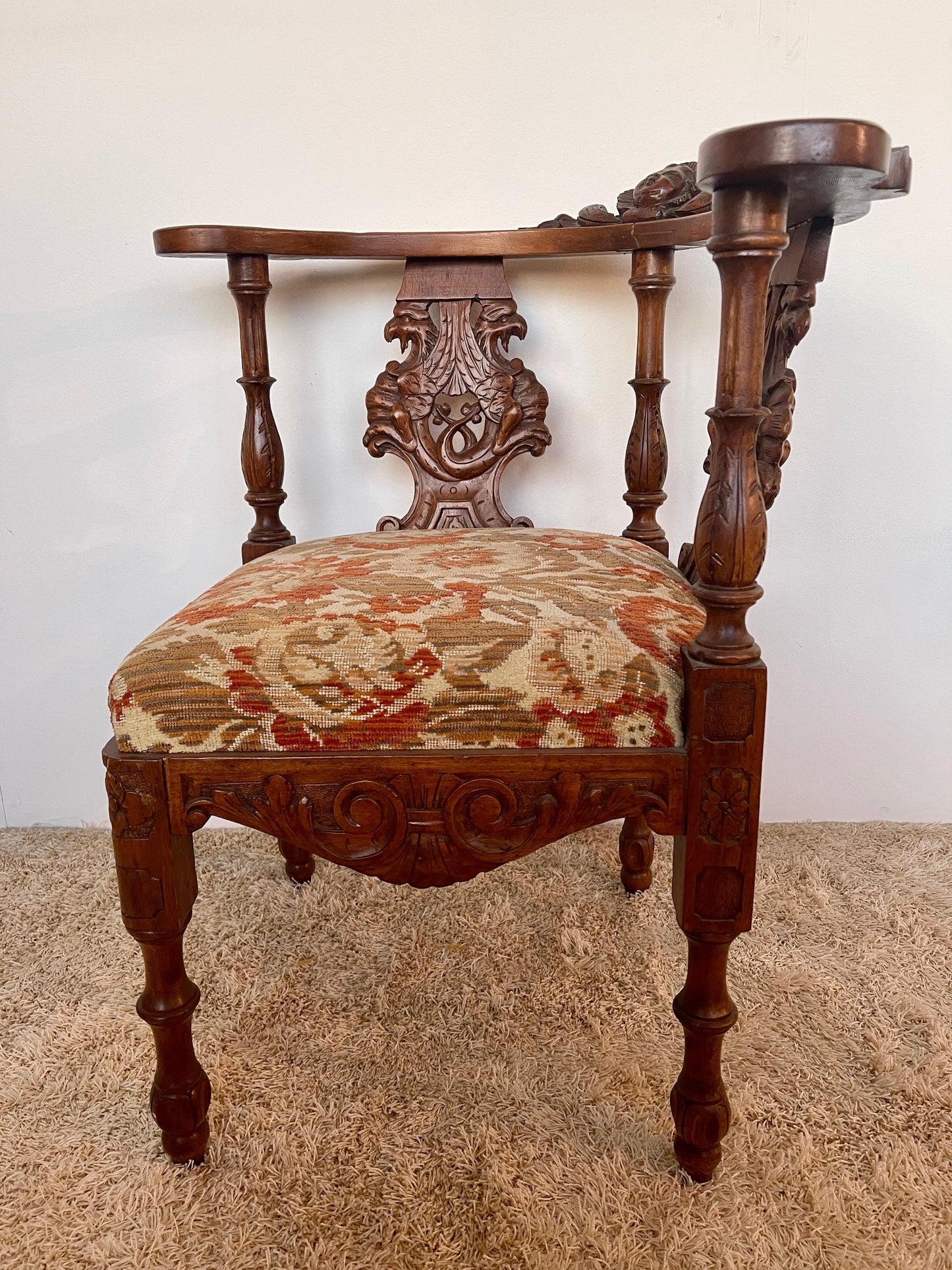 Poltrona angolare in stile vittoriano in legno intagliato anni '50 Italia