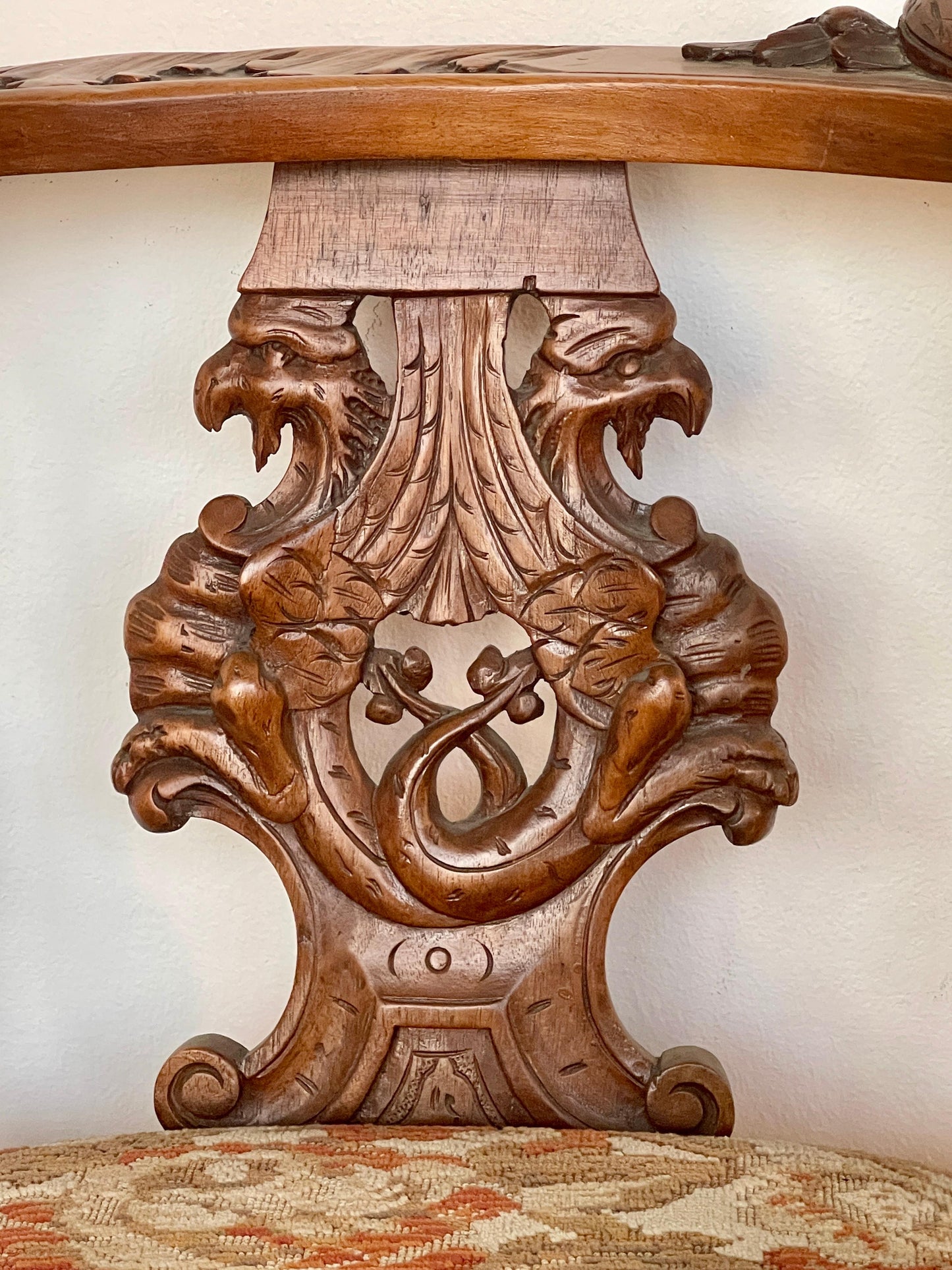 Poltrona angolare in stile vittoriano in legno intagliato anni '50 Italia