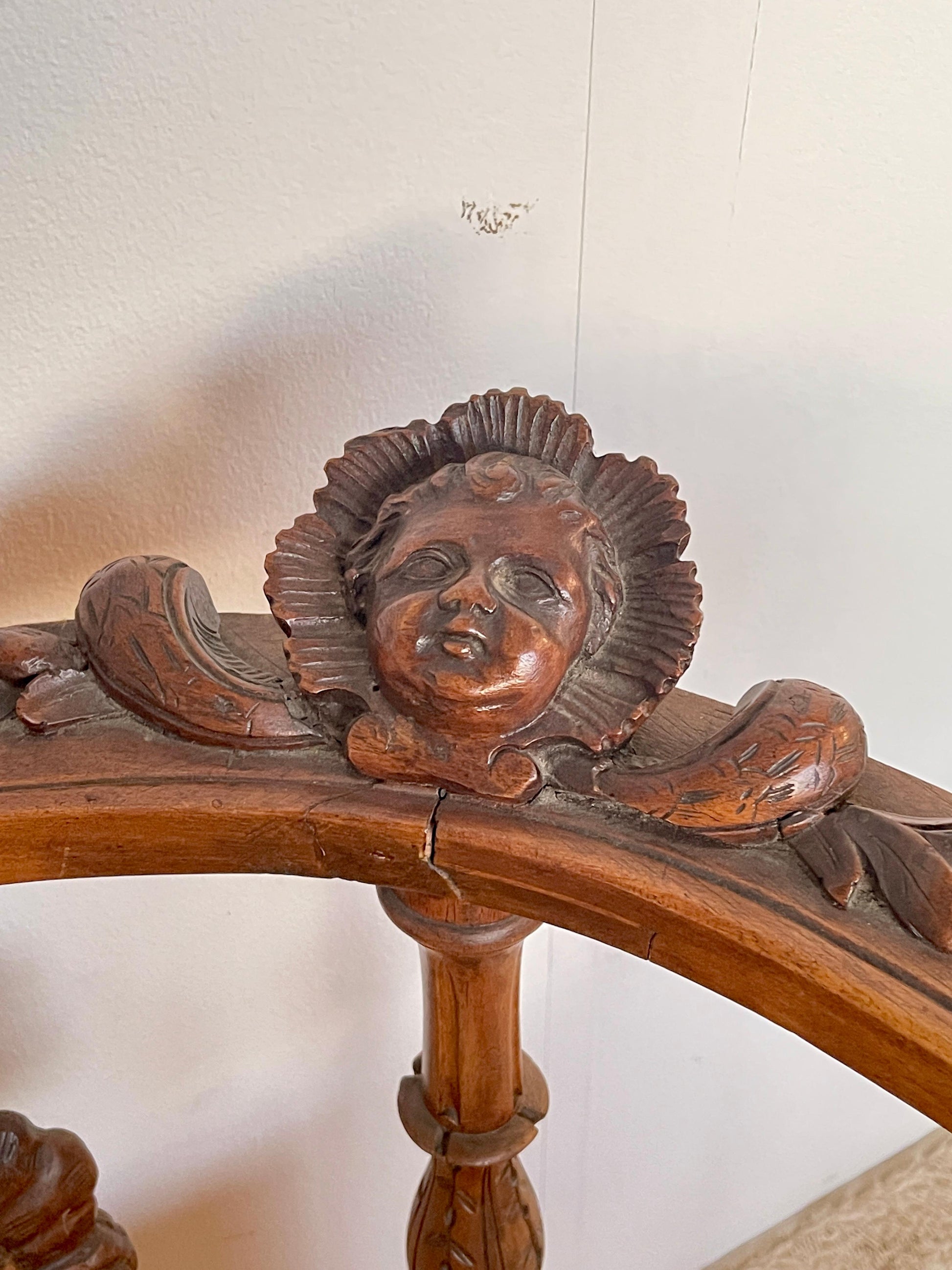 Poltrona angolare in stile vittoriano in legno intagliato anni '50 Italia