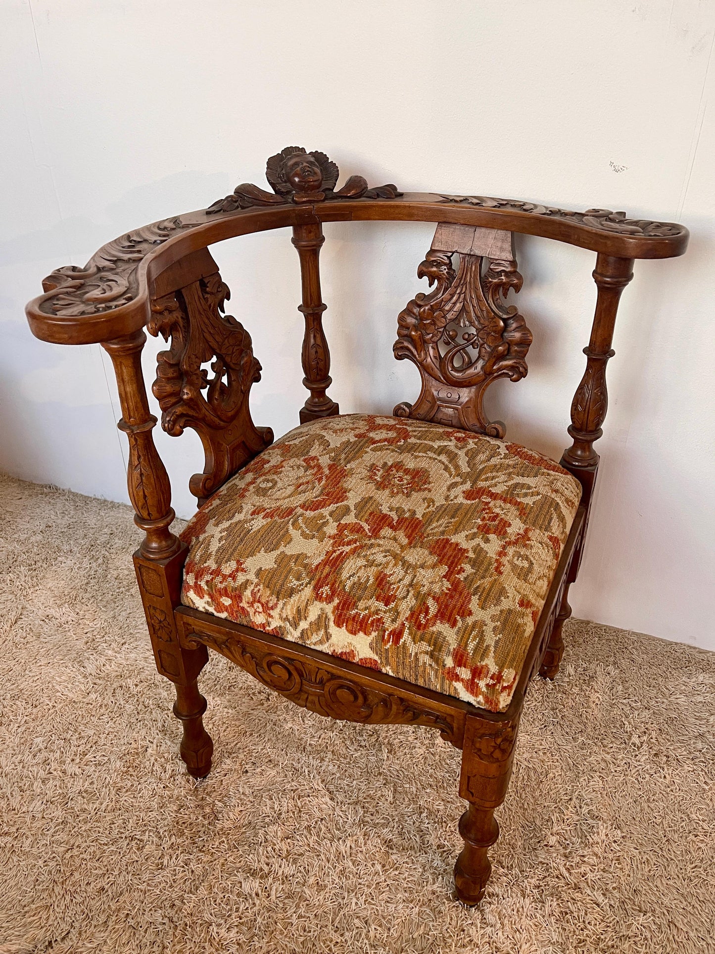 Poltrona angolare in stile vittoriano in legno intagliato anni '50 Italia