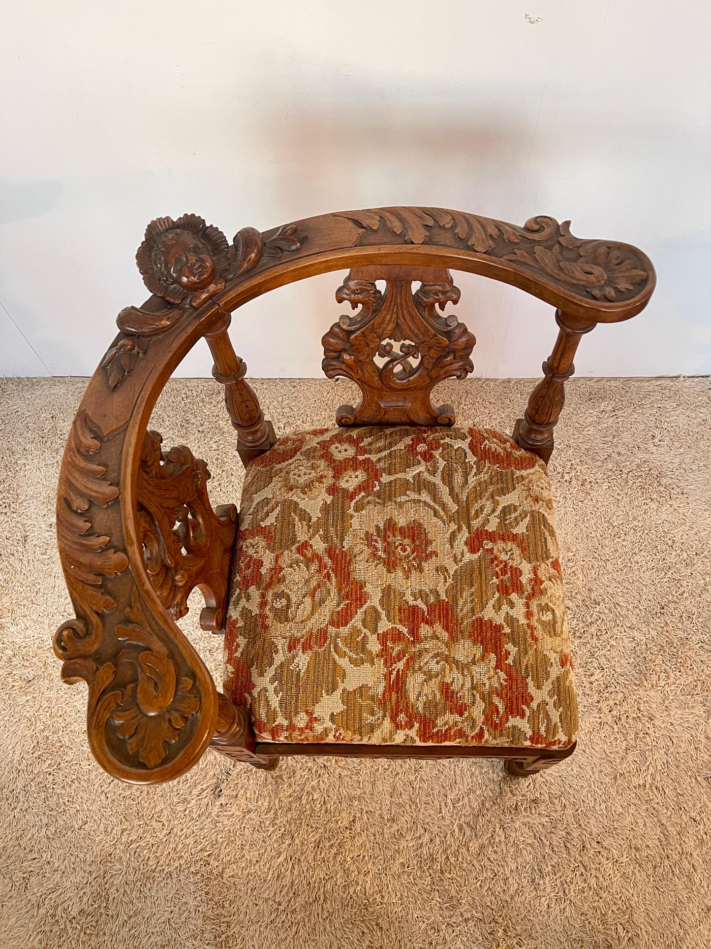 Poltrona angolare in stile vittoriano in legno intagliato anni '50 Italia