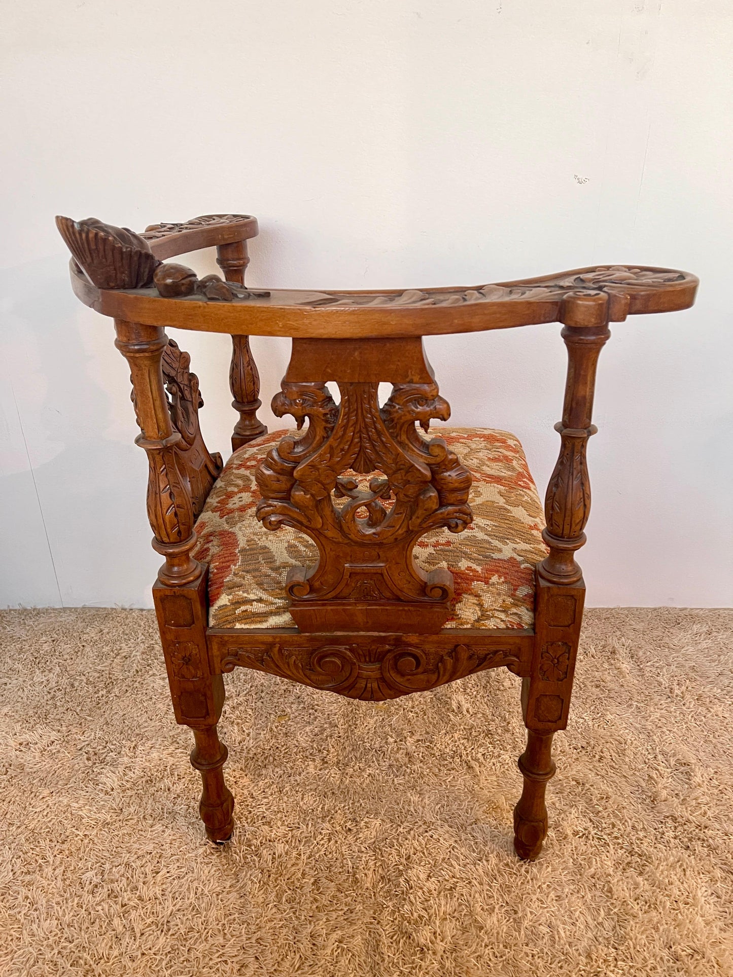 Poltrona angolare in stile vittoriano in legno intagliato anni '50 Italia