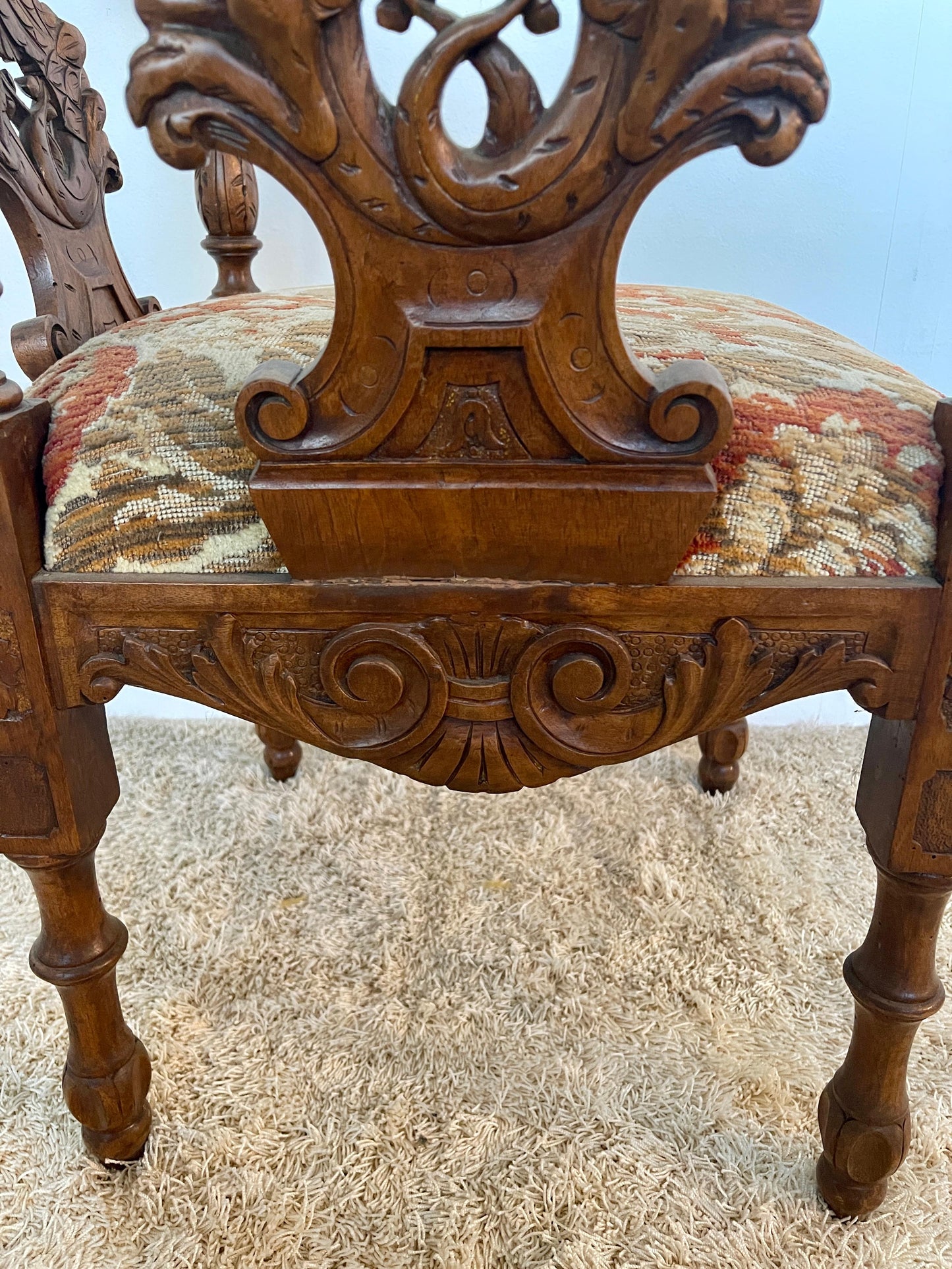 Poltrona angolare in stile vittoriano in legno intagliato anni '50 Italia