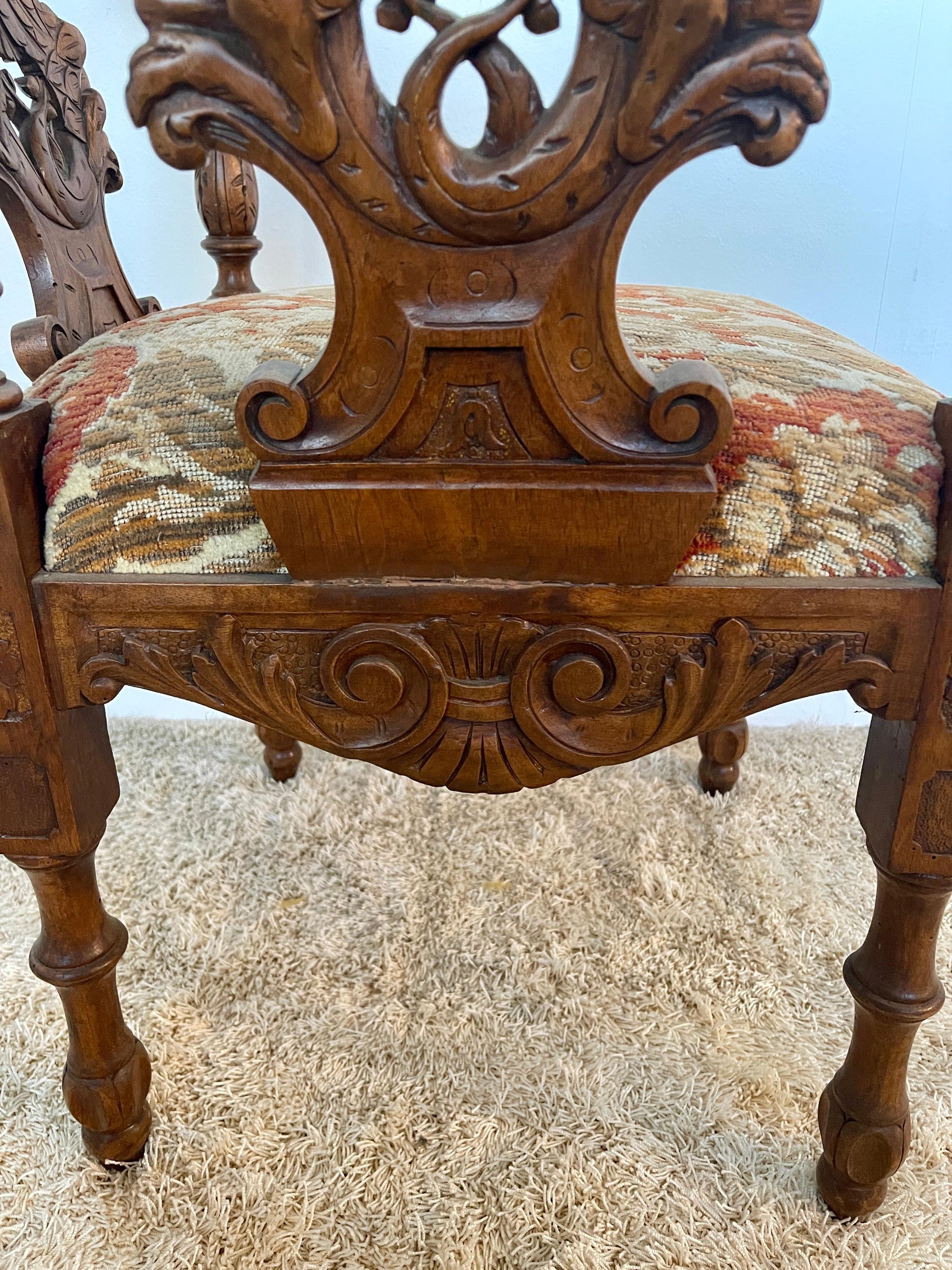 Poltrona angolare in stile vittoriano in legno intagliato anni '50 Italia