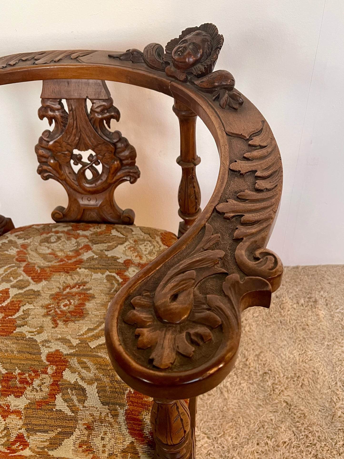 Poltrona angolare in stile vittoriano in legno intagliato anni '50 Italia