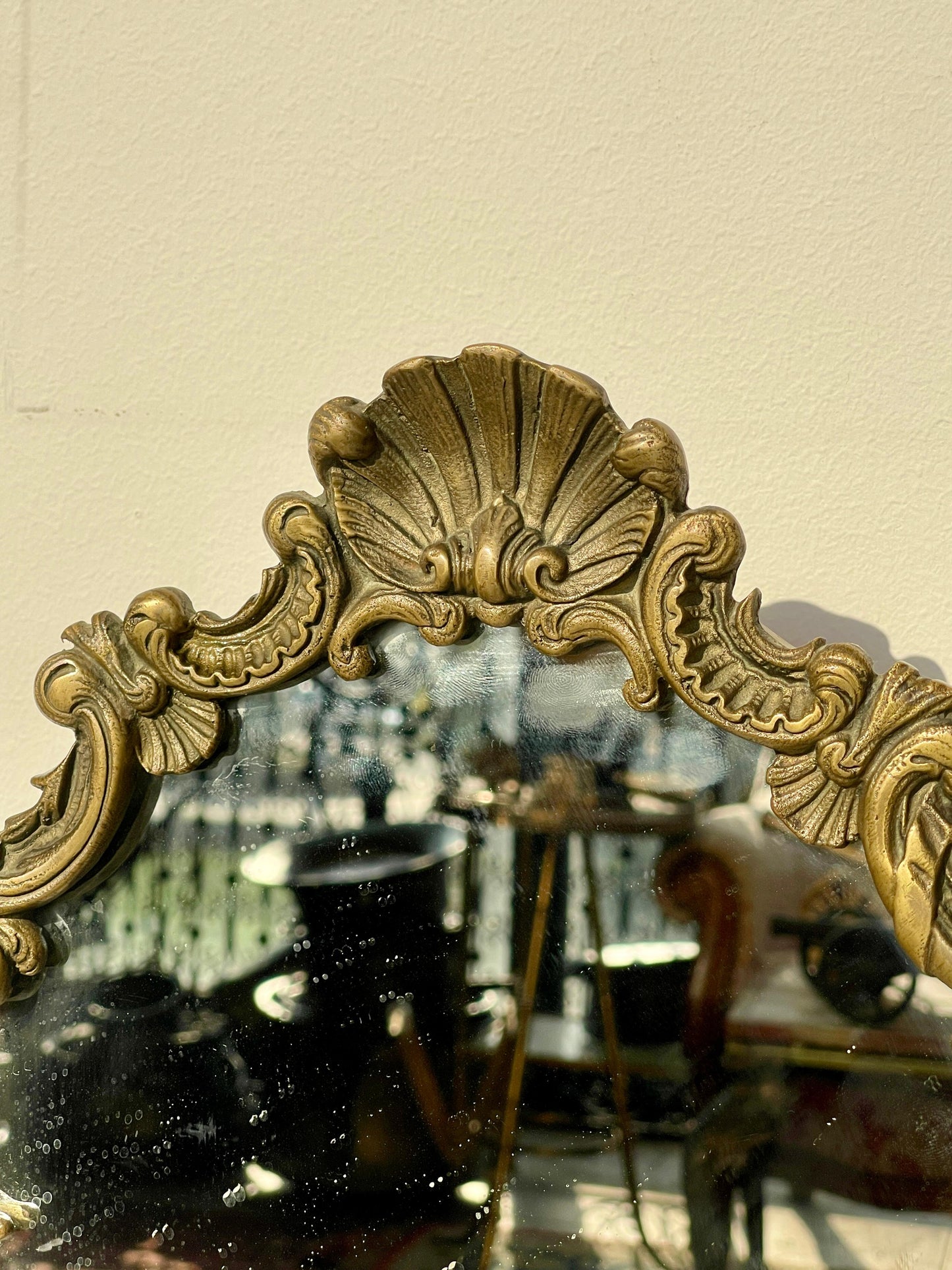 Antico specchio francese in bronzo con angelo anni '30