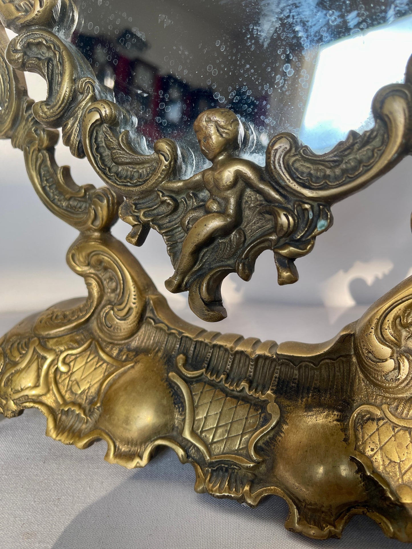 Antico specchio francese in bronzo con angelo anni '30