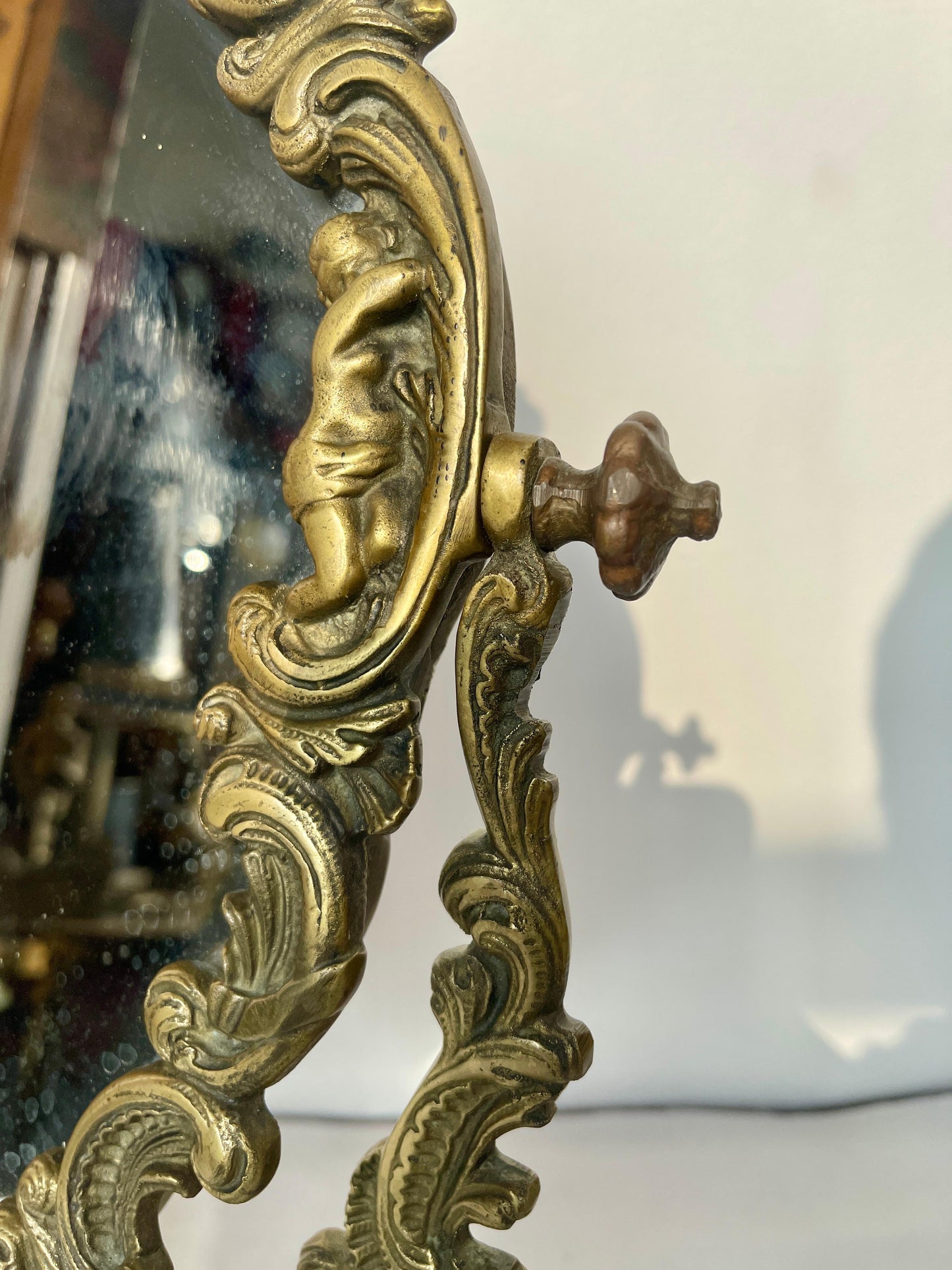 Antico specchio francese in bronzo con angelo anni '30