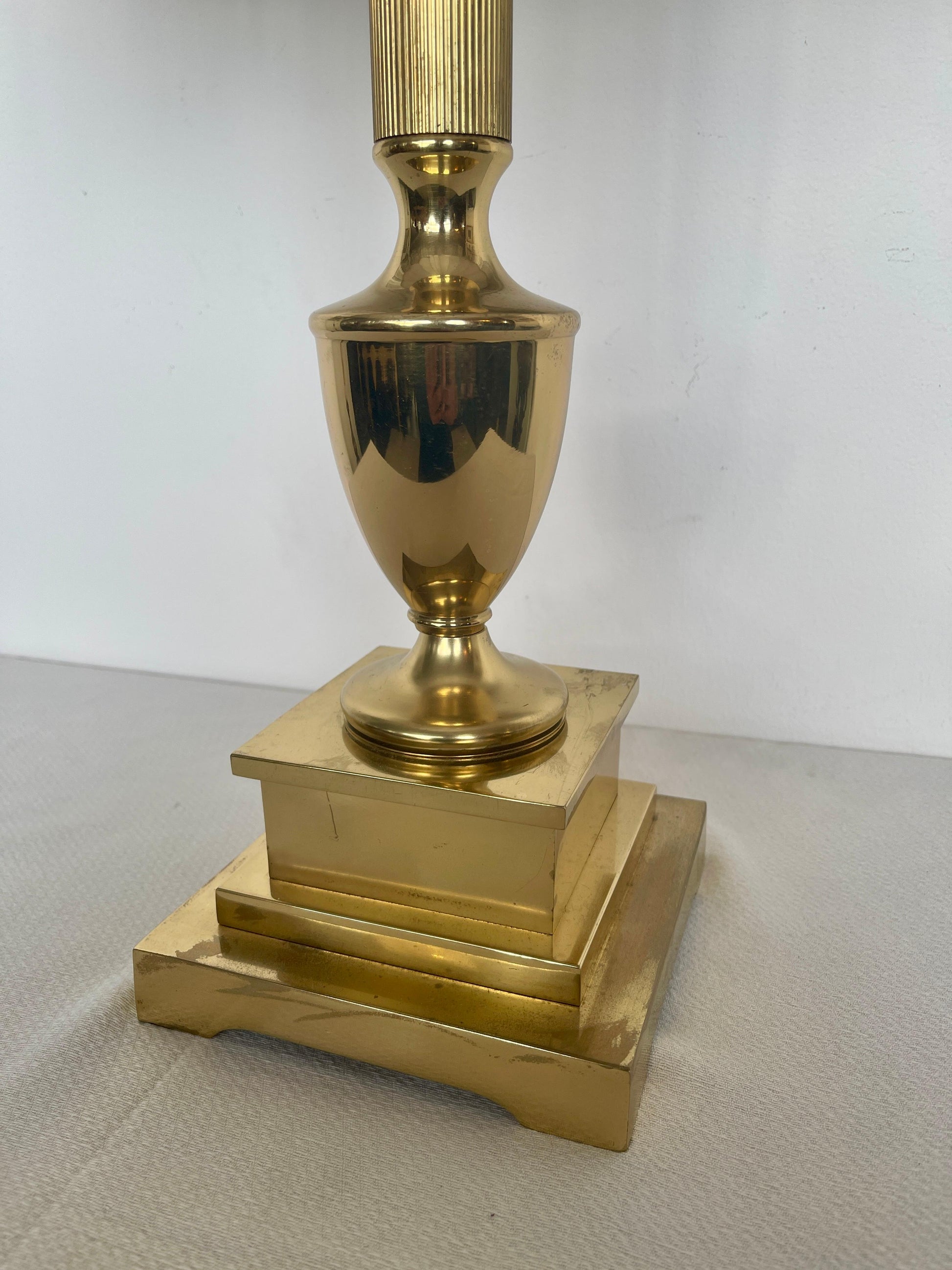 Lampada da tavolo in stile Art Deco classico con paralume forma bombata