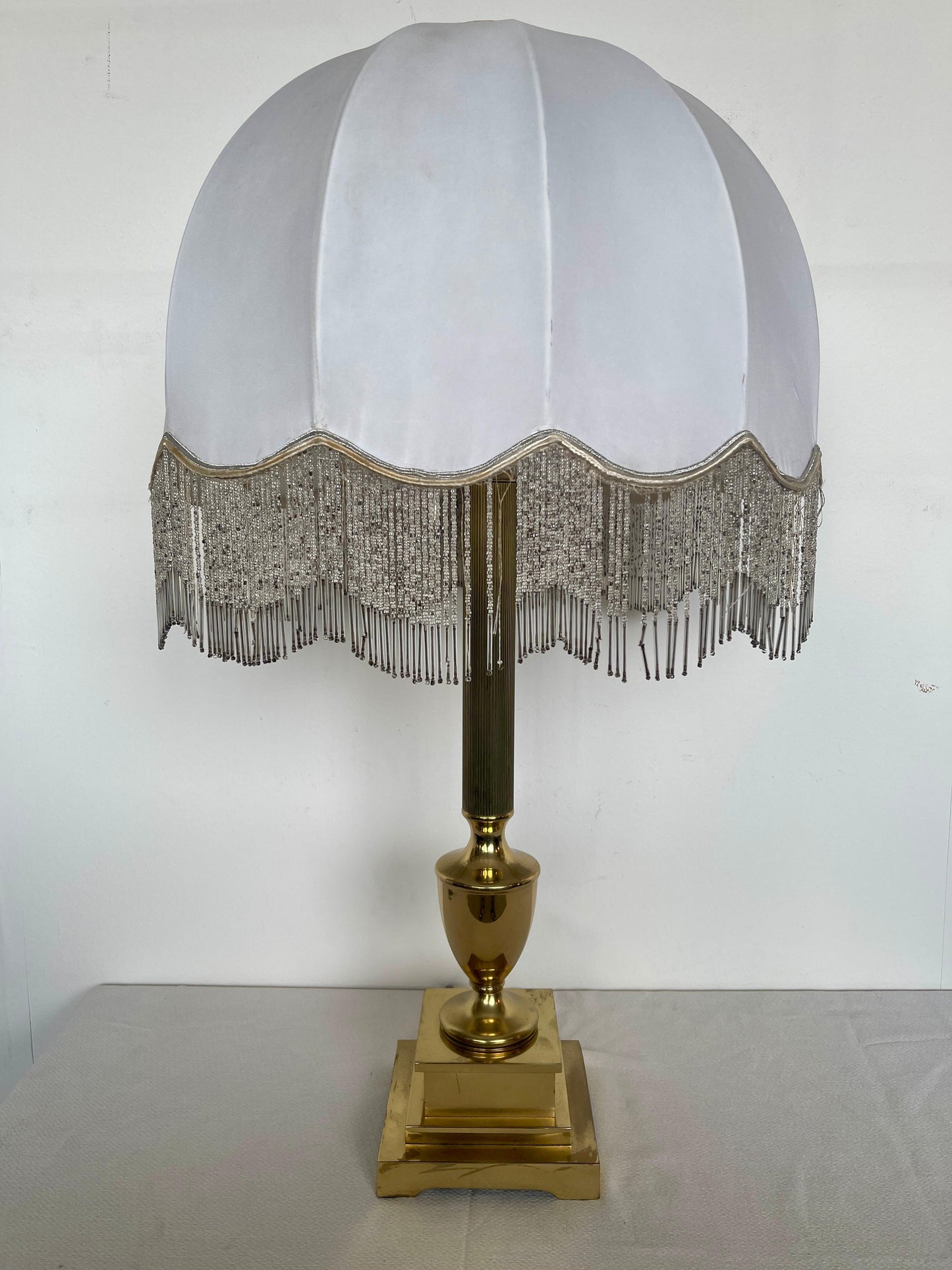 Lampada da tavolo in stile Art Deco classico con paralume forma bombata