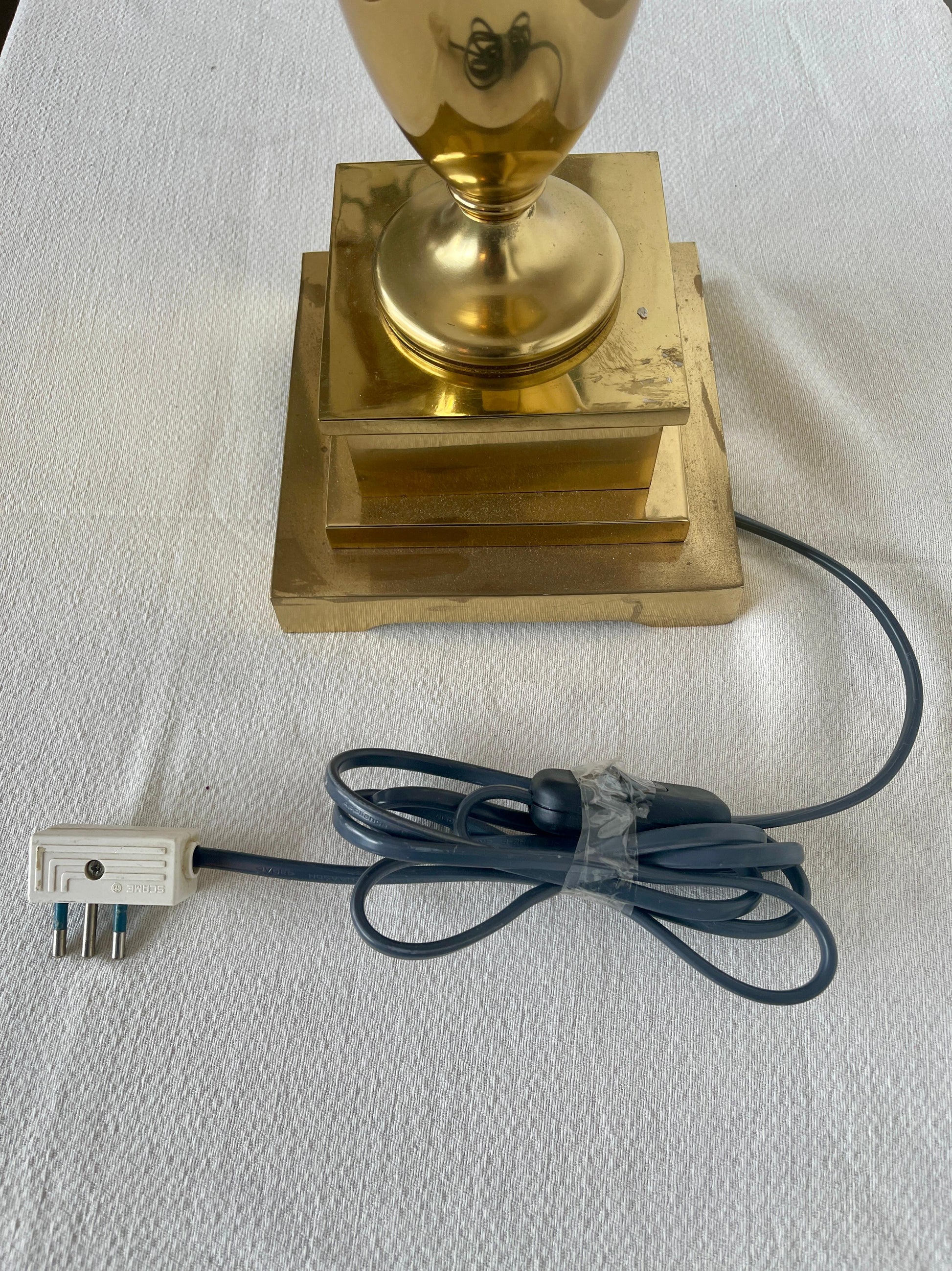 Lampada da tavolo in stile Art Deco classico con paralume forma bombata