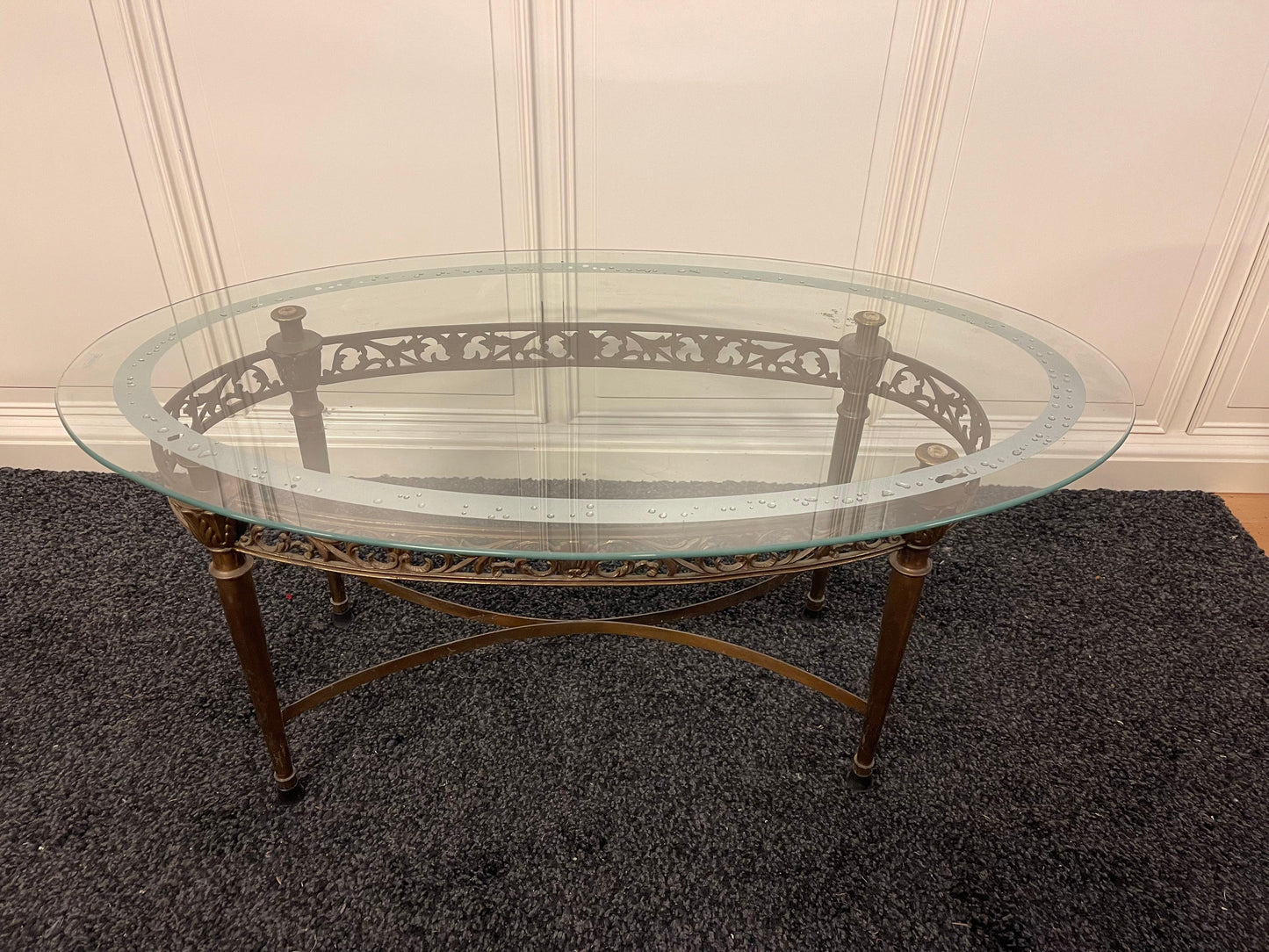 Tavolino da salotto ovale in vetro e ottone, stile classico elegante anni '50