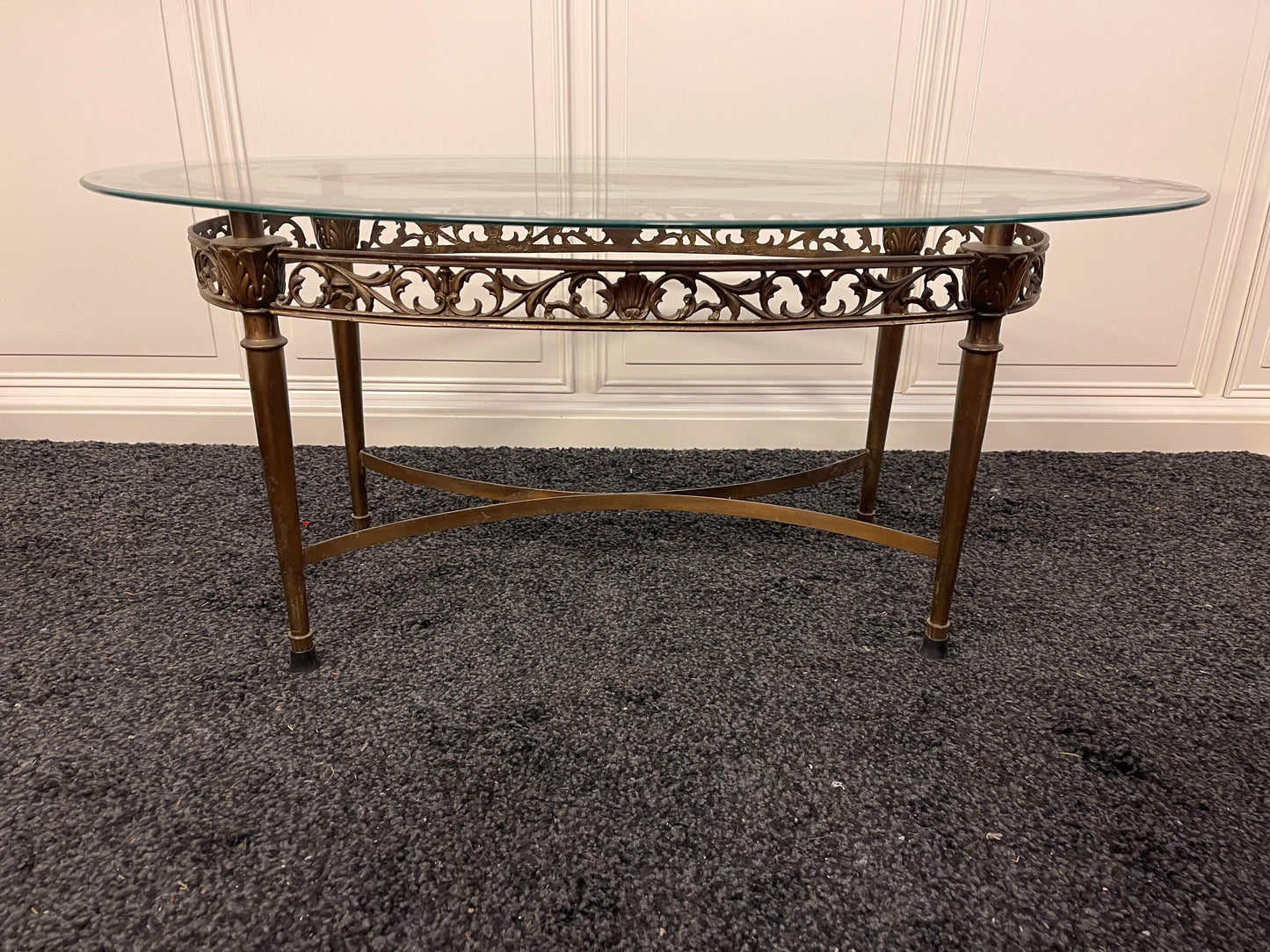 Tavolino da salotto ovale in vetro e ottone, stile classico elegante anni '50