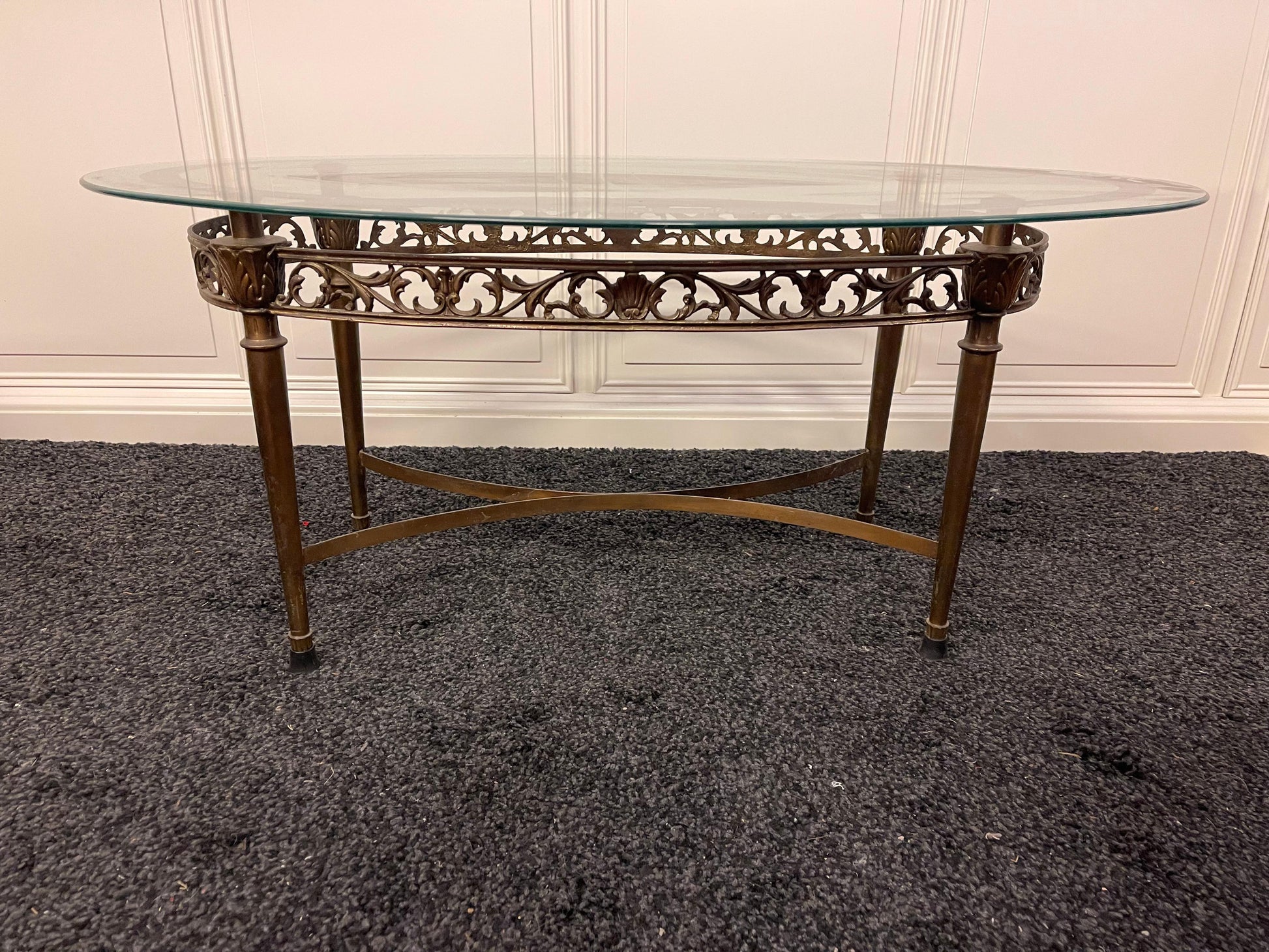 Tavolino da salotto ovale in vetro e ottone, stile classico elegante anni '50