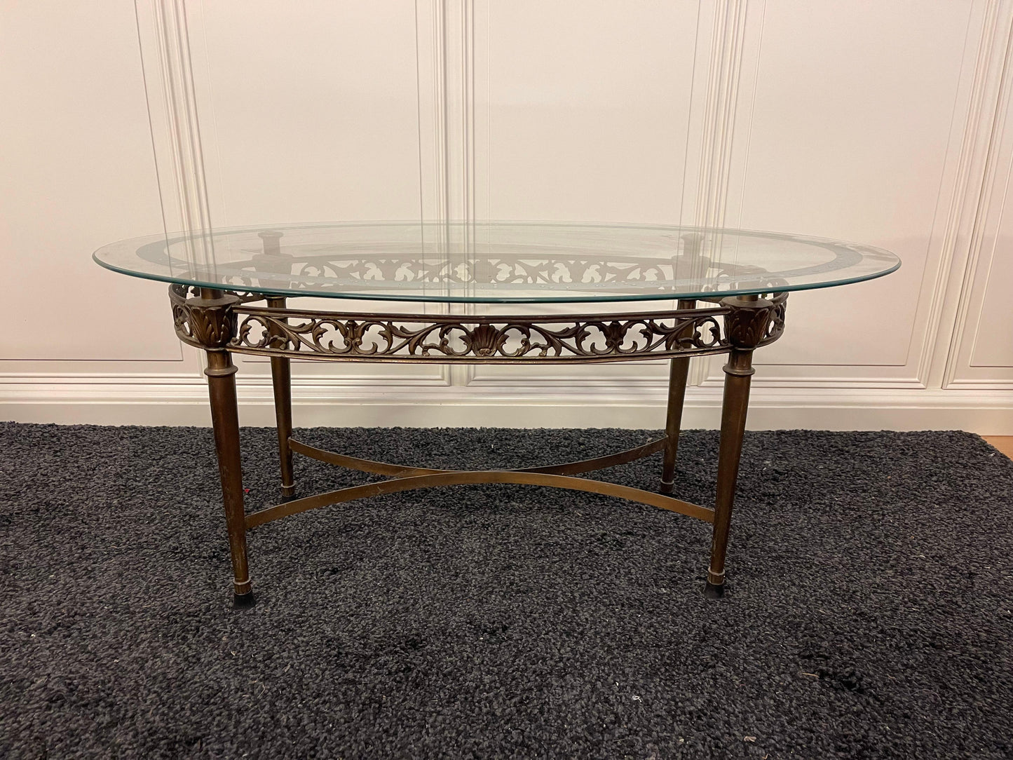 Tavolino da salotto ovale in vetro e ottone, stile classico elegante anni '50