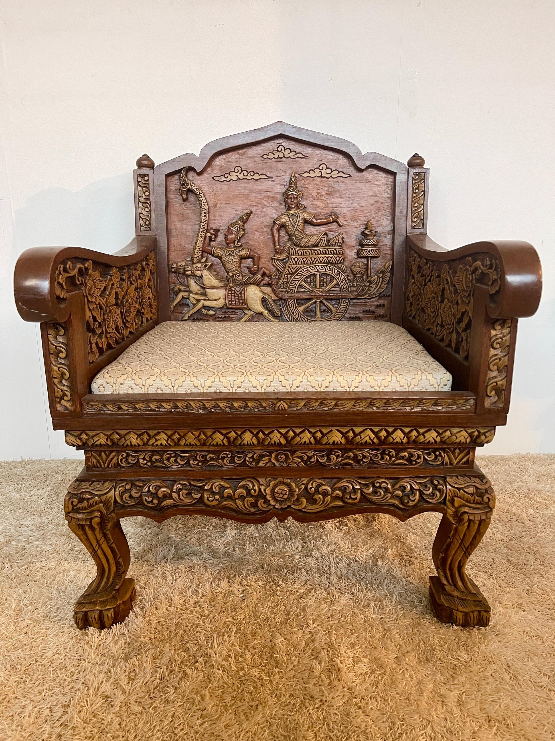 Grande poltrona antica tailandese in legno intagliato a mano del XIX secolo